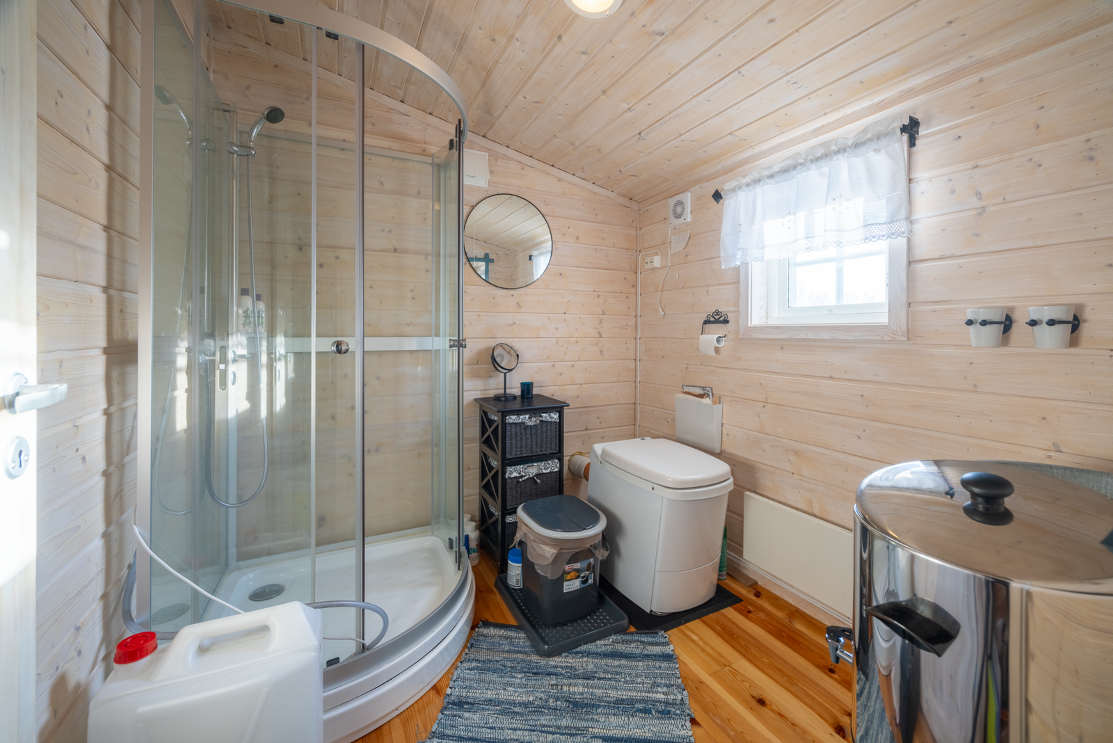 Badet har hyttedusj og forbrenningstoalett. Galleribilde