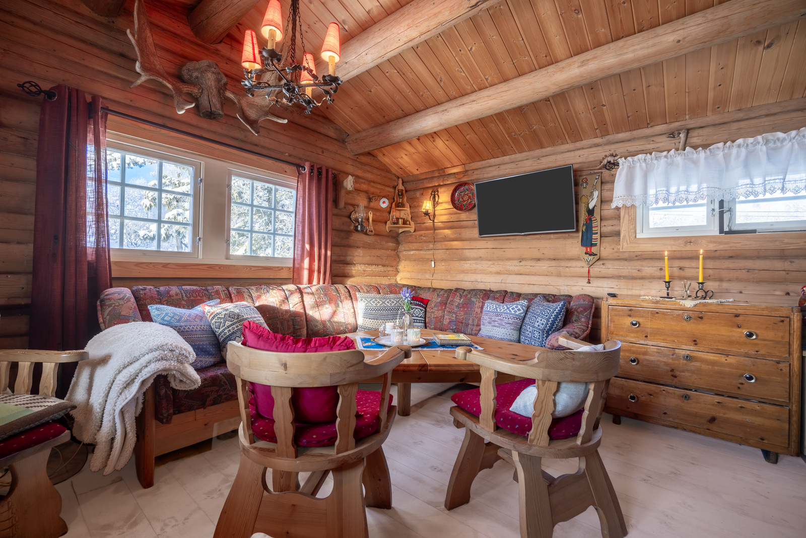 Ekte fjellhyttefølelse med originalt tømmer. Galleribilde