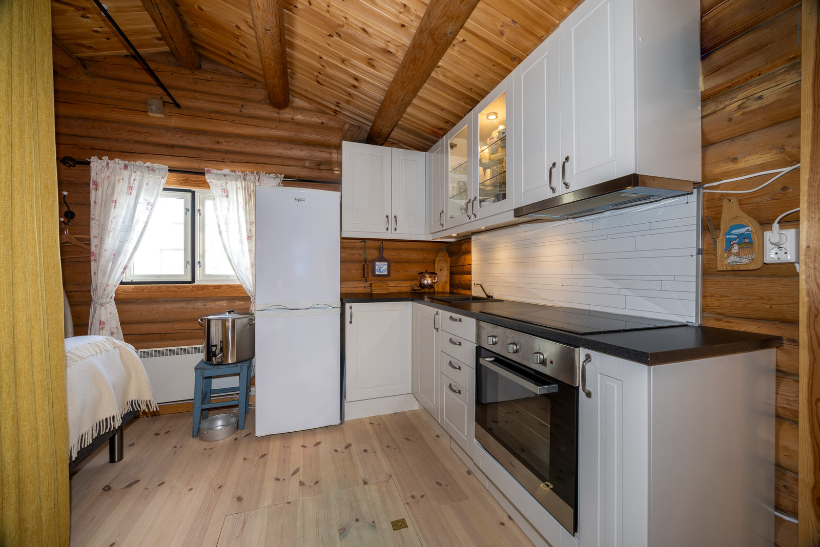 Kjøkkenet har profilerte fronter og laminat benkeplate. Galleribilde