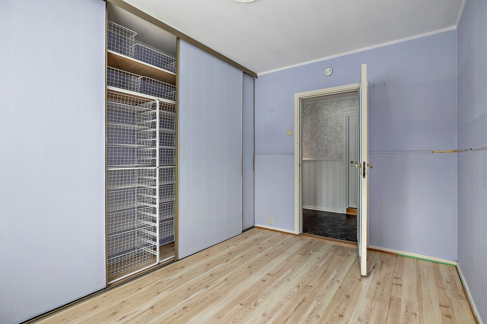 Praktisk skyvedørsgarderobe på soverommet. Galleribilde