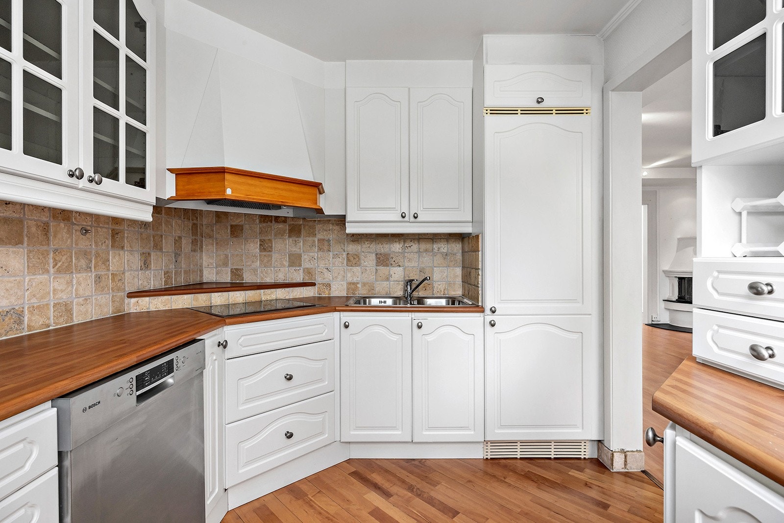 Romslig kjøkken med rikelig benke- og skapplass Galleribilde