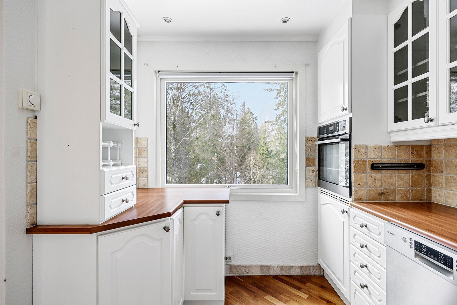 Kjøkkeninnredning med 1-speils profilerte fabrikklakkerte fronter. Galleribilde