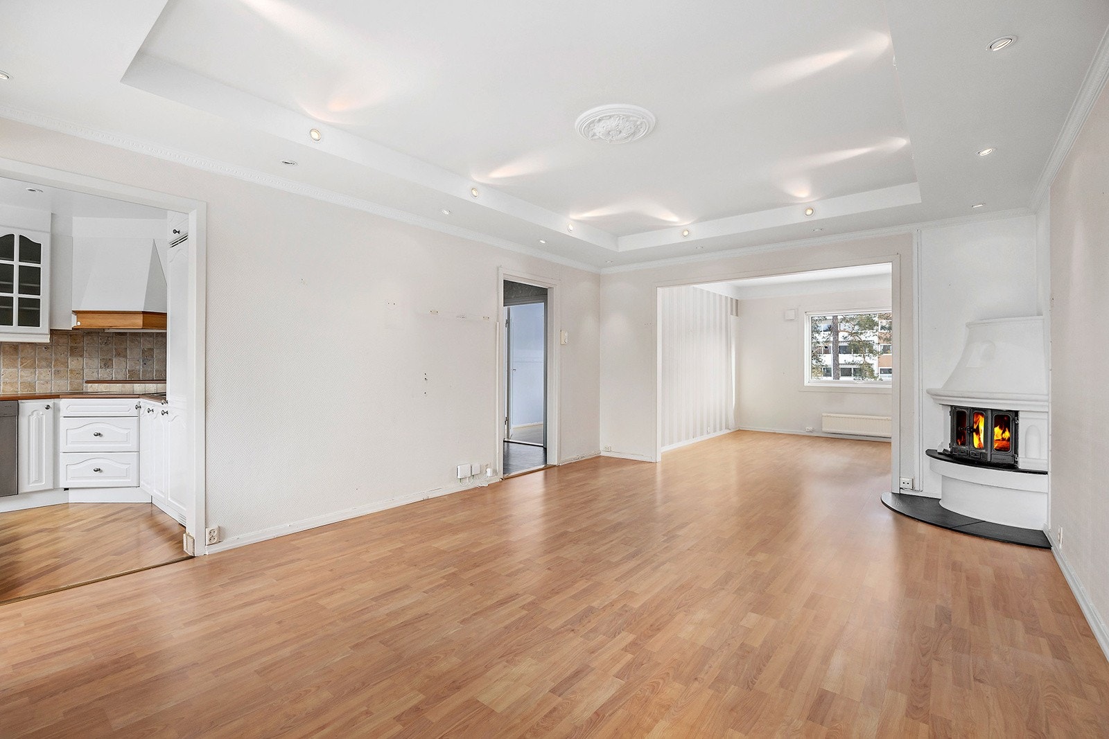 Gjennomgående leilighet med mye naturlig lys gjennom dagen Galleribilde