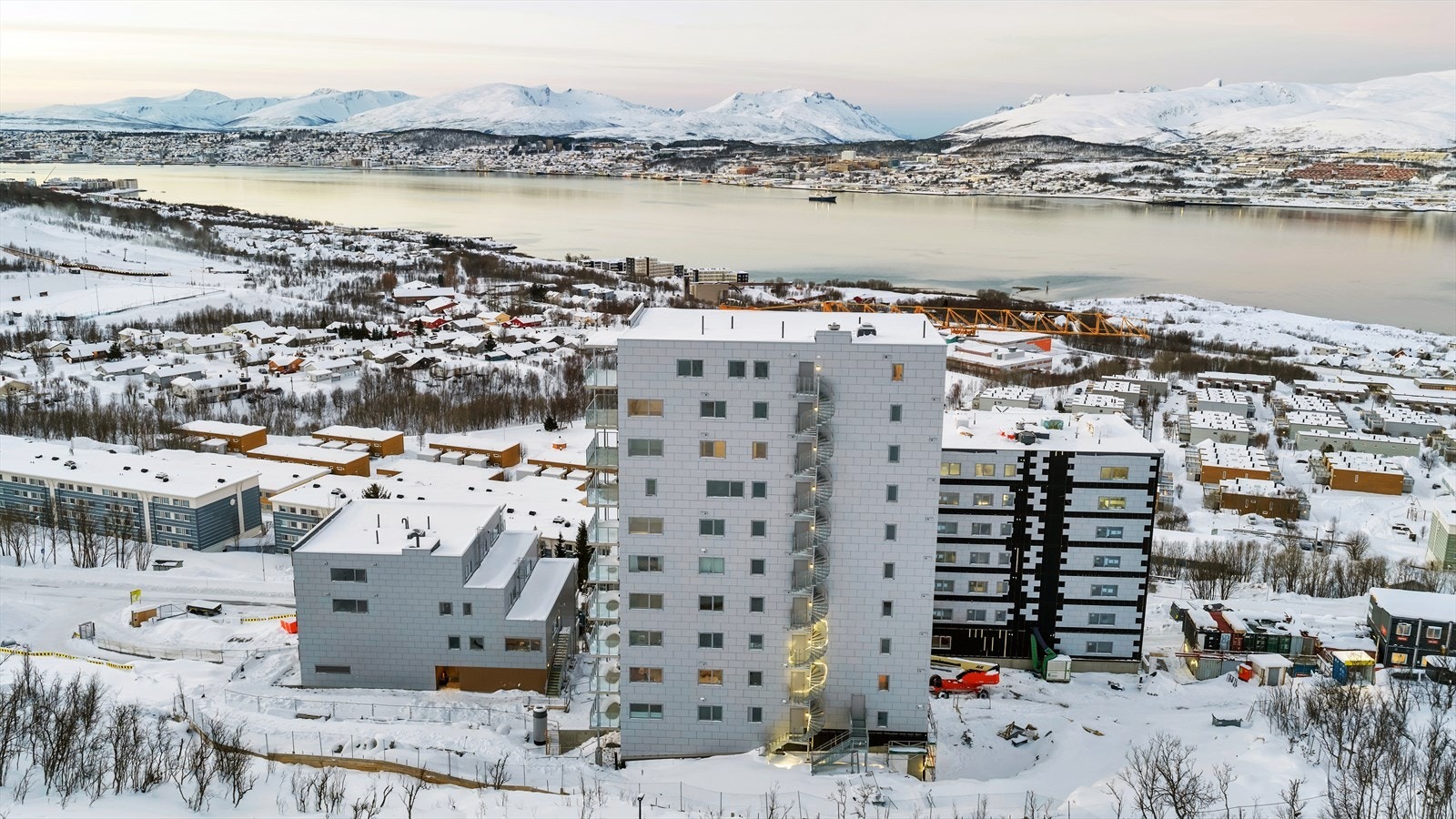 Utsikten fra Soltunet i Øvre Kroken er som hentet fra et maleri, med sikt over sundet til Tromsøya med fjellene på Kvaløya som blikkfang i bakgrunnen. Galleribilde