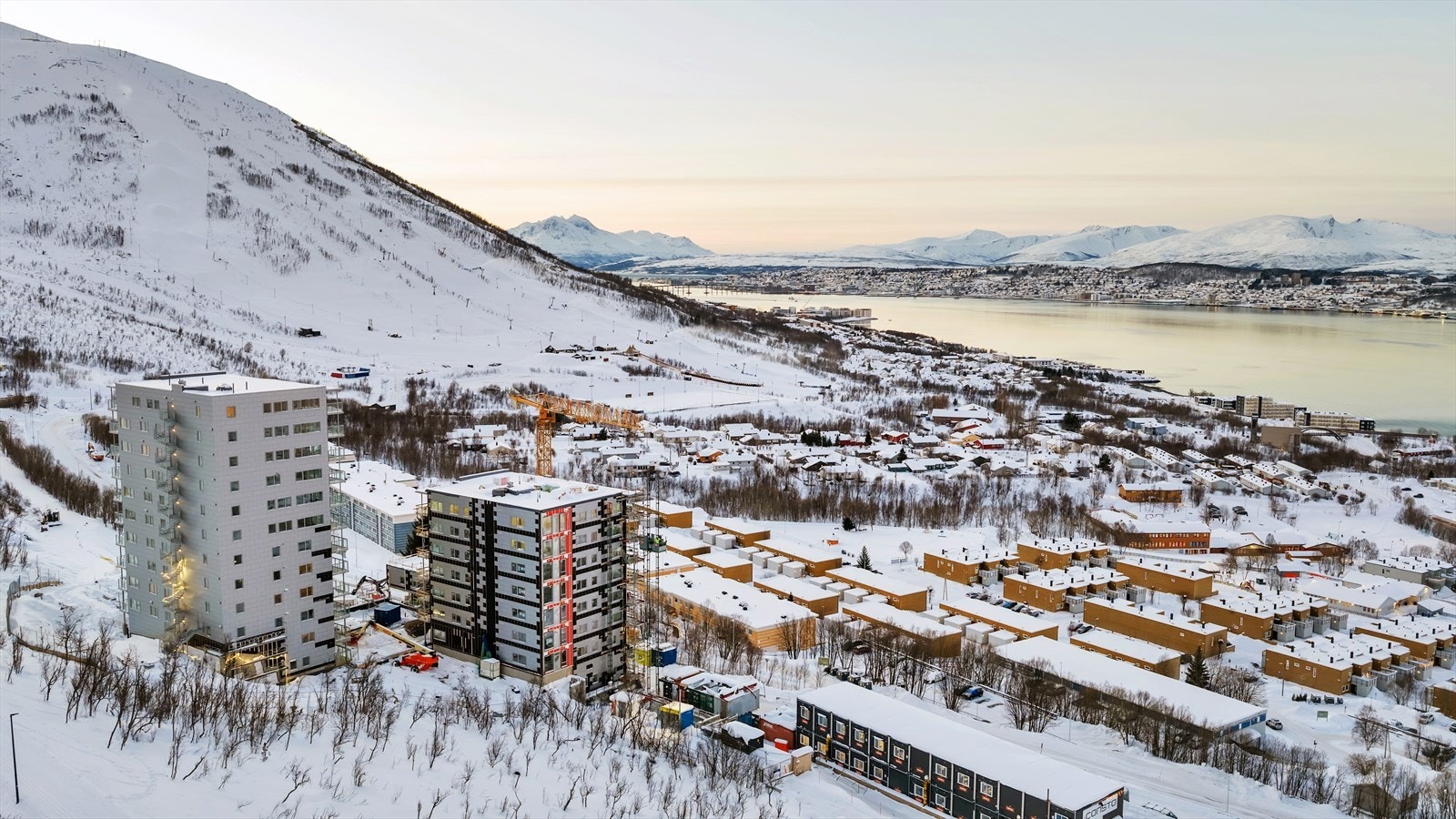 I tillegg har du fantastiske solforhold med sol fra morgen til kveld om sommeren. Unike muligheter for å nyte vakre solnedganger og flotte lysforhold. Galleribilde