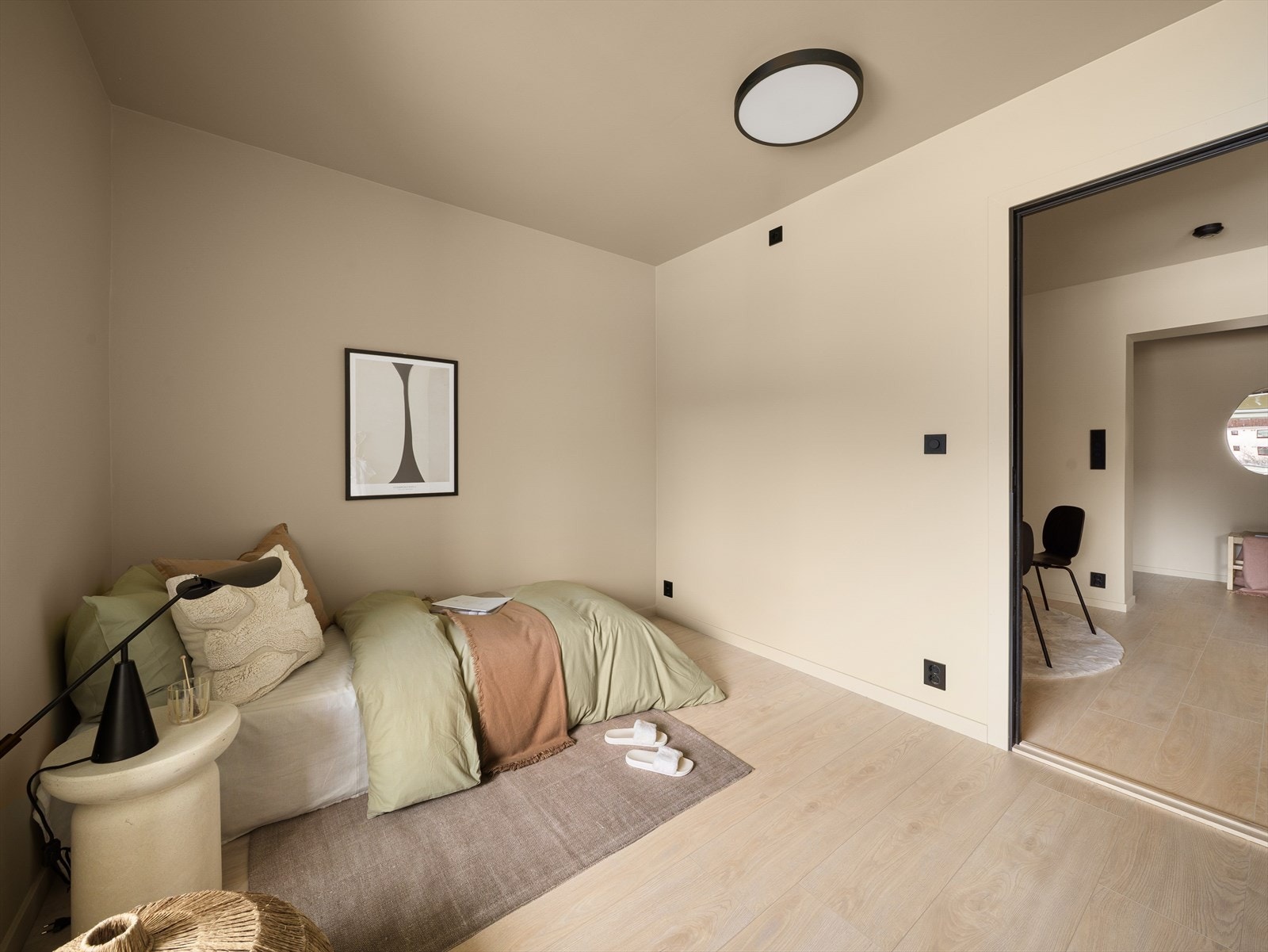 Det ene soverommet har praktisk adkomst direkte fra stuen. Galleribilde