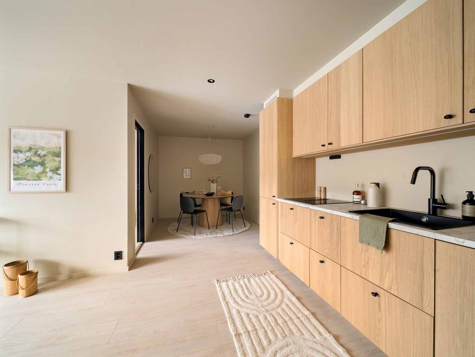 Kjøkkenet er en nydelig IKEA-innredning fra 2026 med trebrune fronter og stilrene håndtak Galleribilde