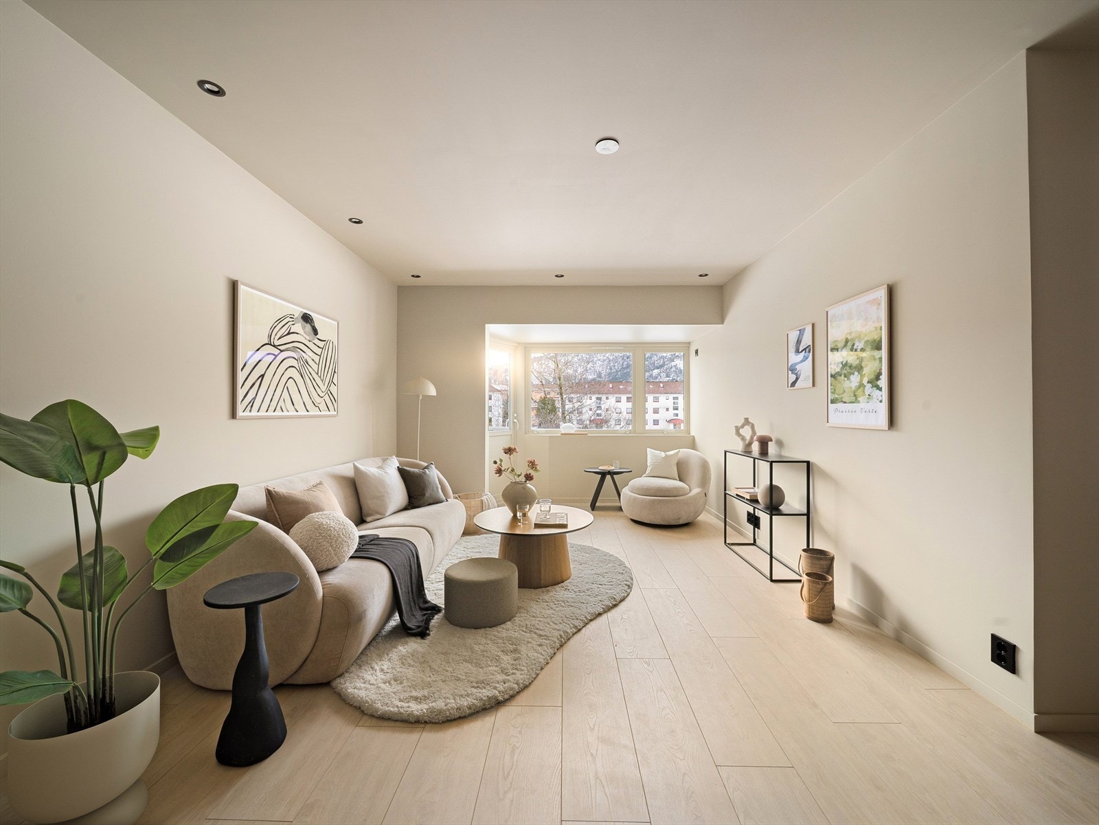 Leiligheten ble omfattende innvendig rehabilitert i 2025/2026 og fremstår som moderne, påkostet og innflyttingsklar. Galleribilde