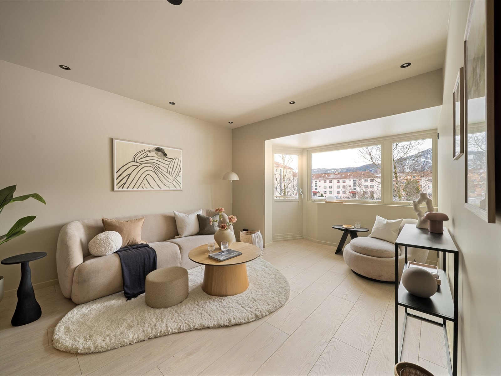 Her får du moderne materialvalg, gjennomført stil og en fleksibel planløsning. I tillegg til nytt elektrisk anlegg og nytt VA-anlegg. Galleribilde