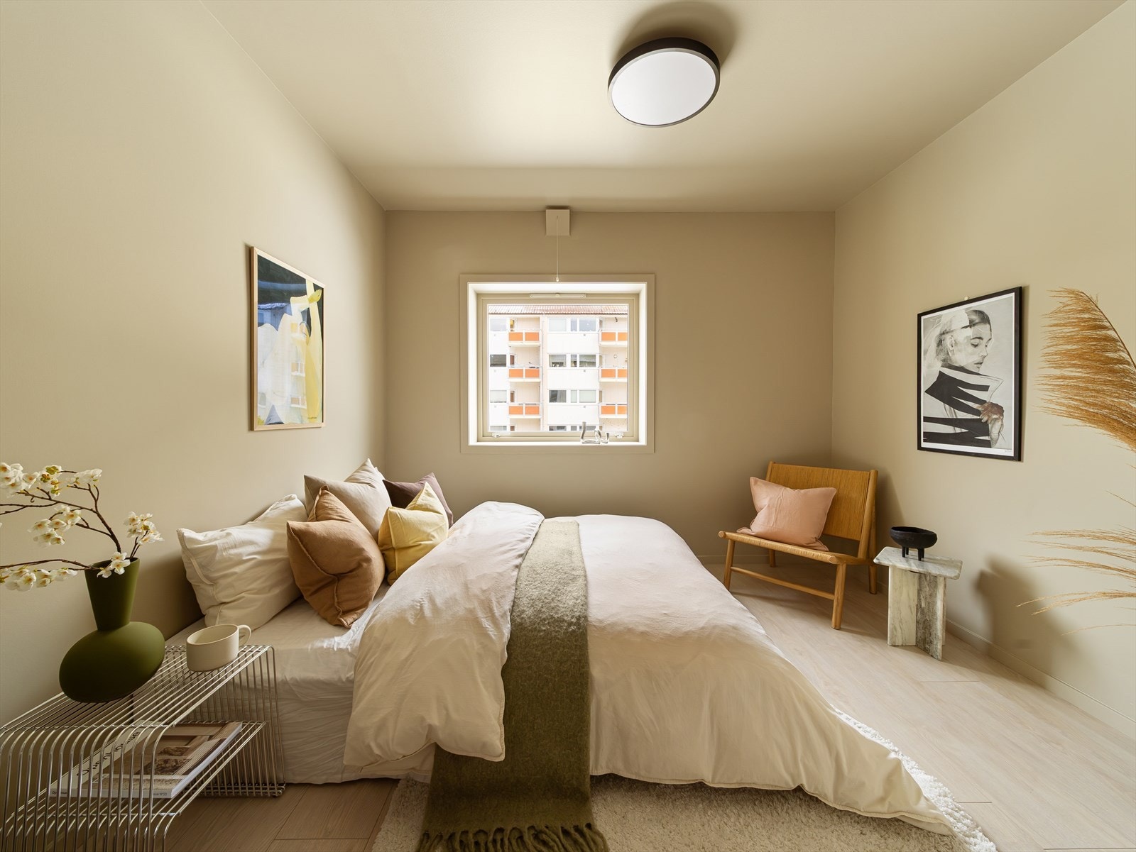 De øvrige soverommene har adkomst fra entréen og ligger praktisk plassert ved siden av hverandre Galleribilde