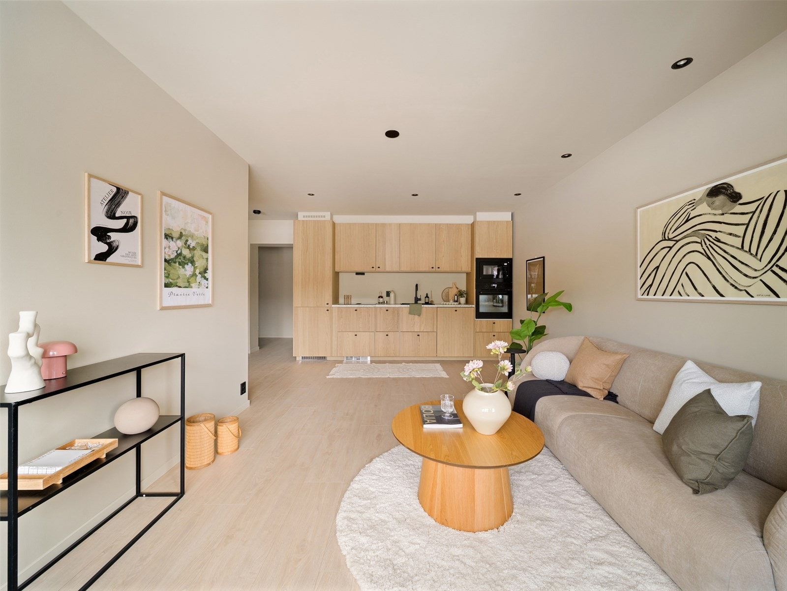 Stue og kjøkken er av god størrelse og måler 28,2 m² Galleribilde