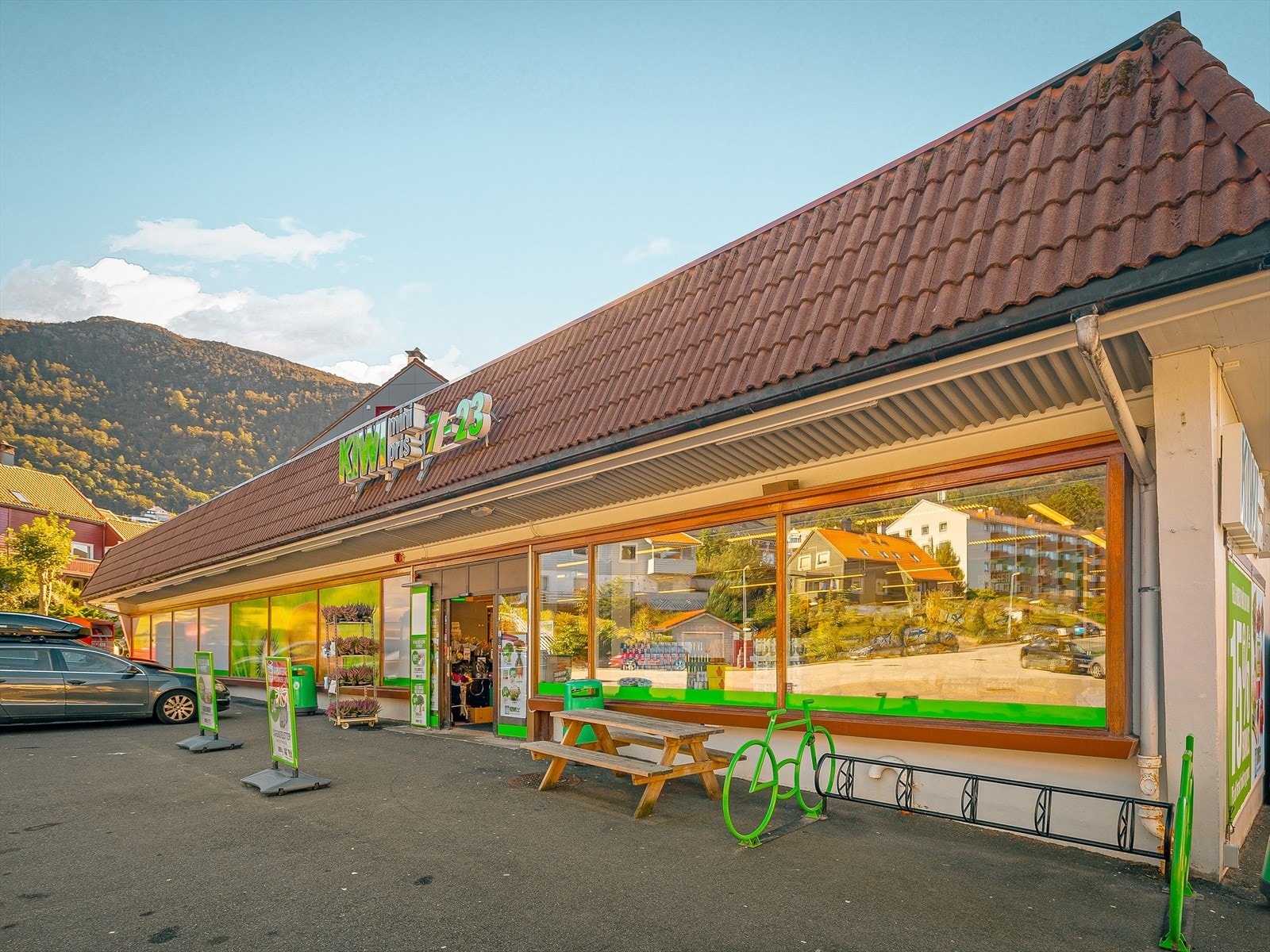 For den daglige handelen er det Rema1000, Kiwi, Bunnpris samt nærbutikk (søndagsåpen) på Landåstorget i umiddelbar nærhet Galleribilde