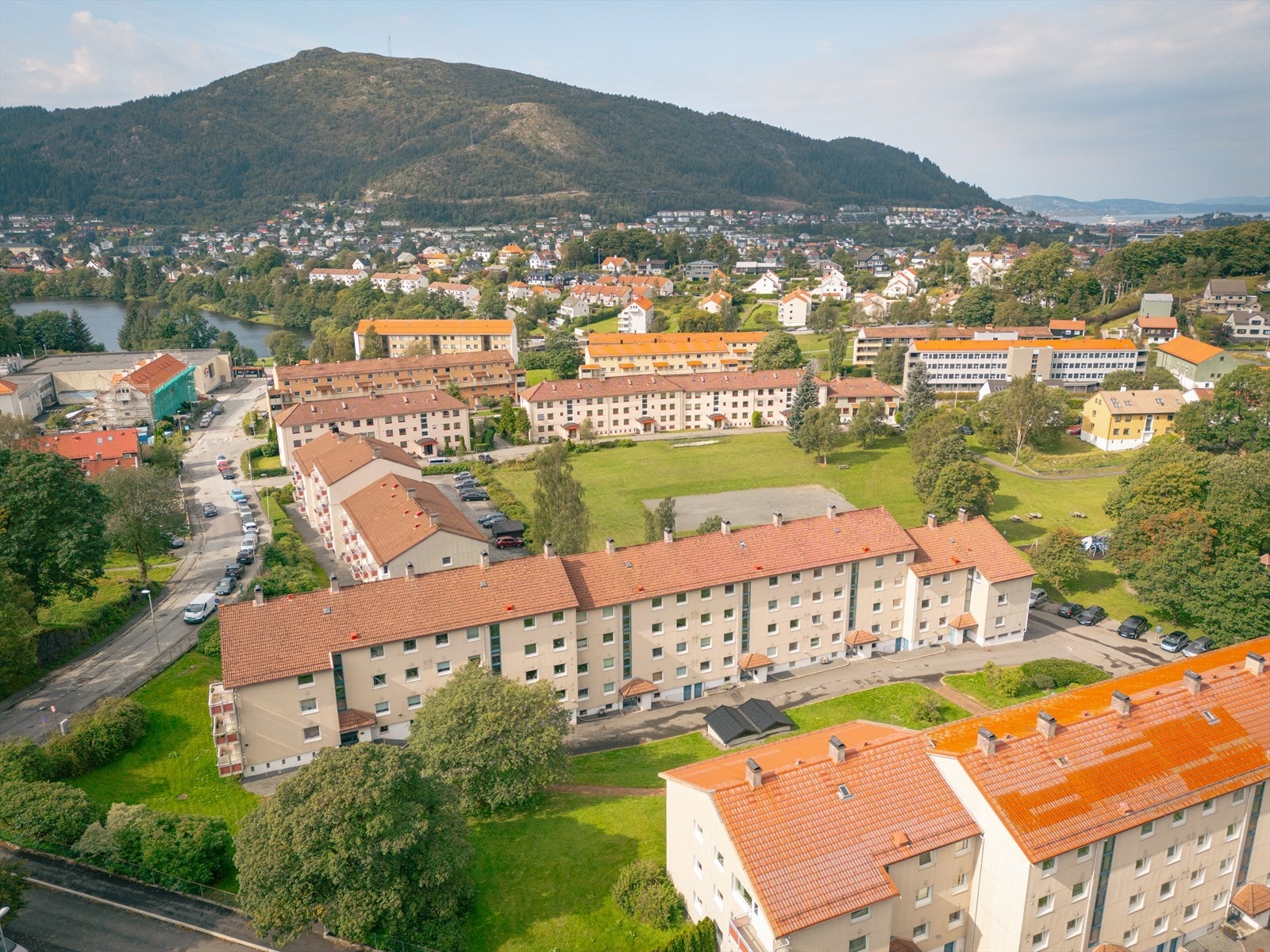 Det er meget kort vei til Sletten Kjøpesenter med de fleste service- og fasilitets tilbud man skulle trenge i hverdagen. Galleribilde