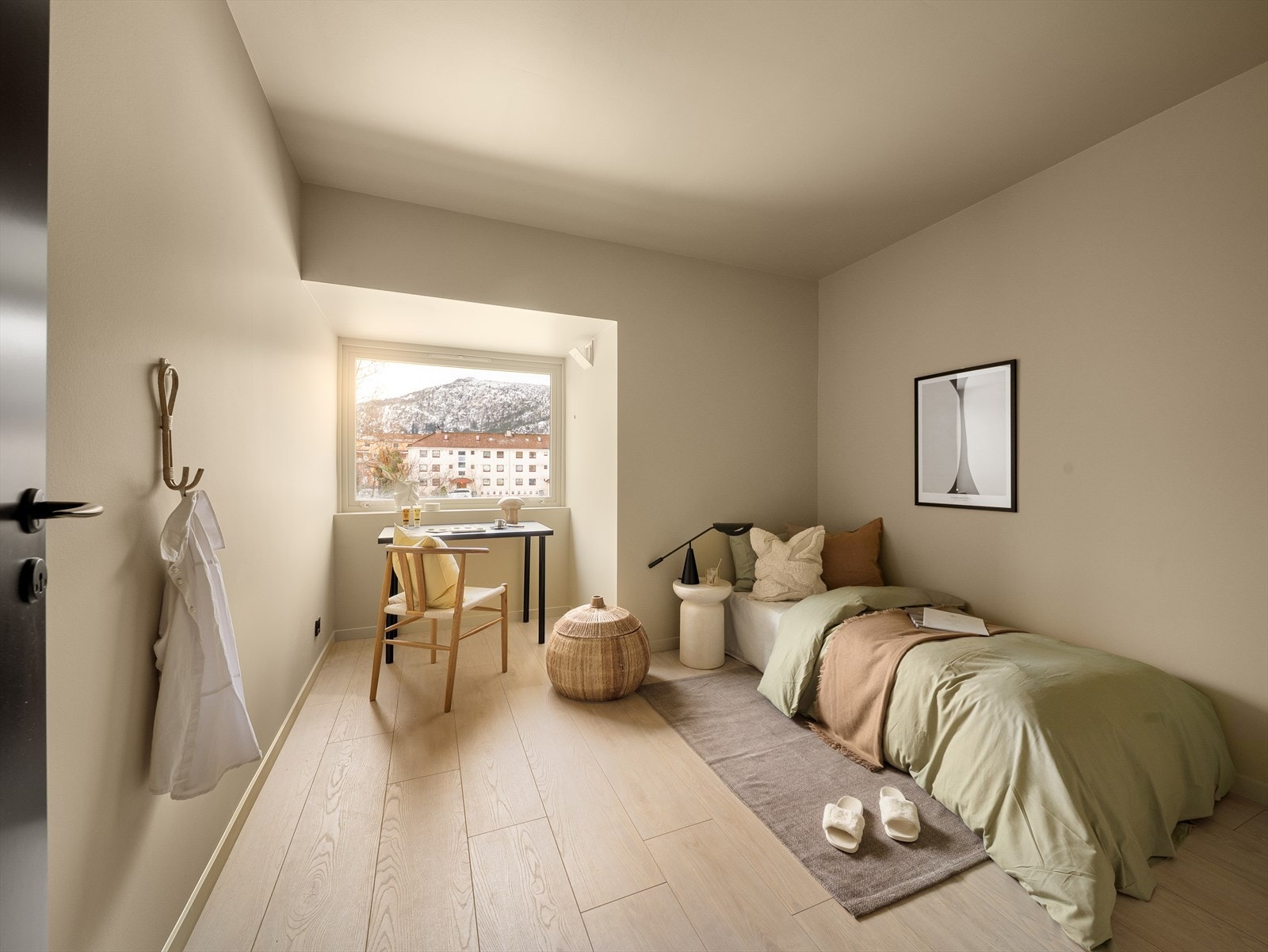 Soverommet er av god størrelse med plass til seng og kontorpult Galleribilde