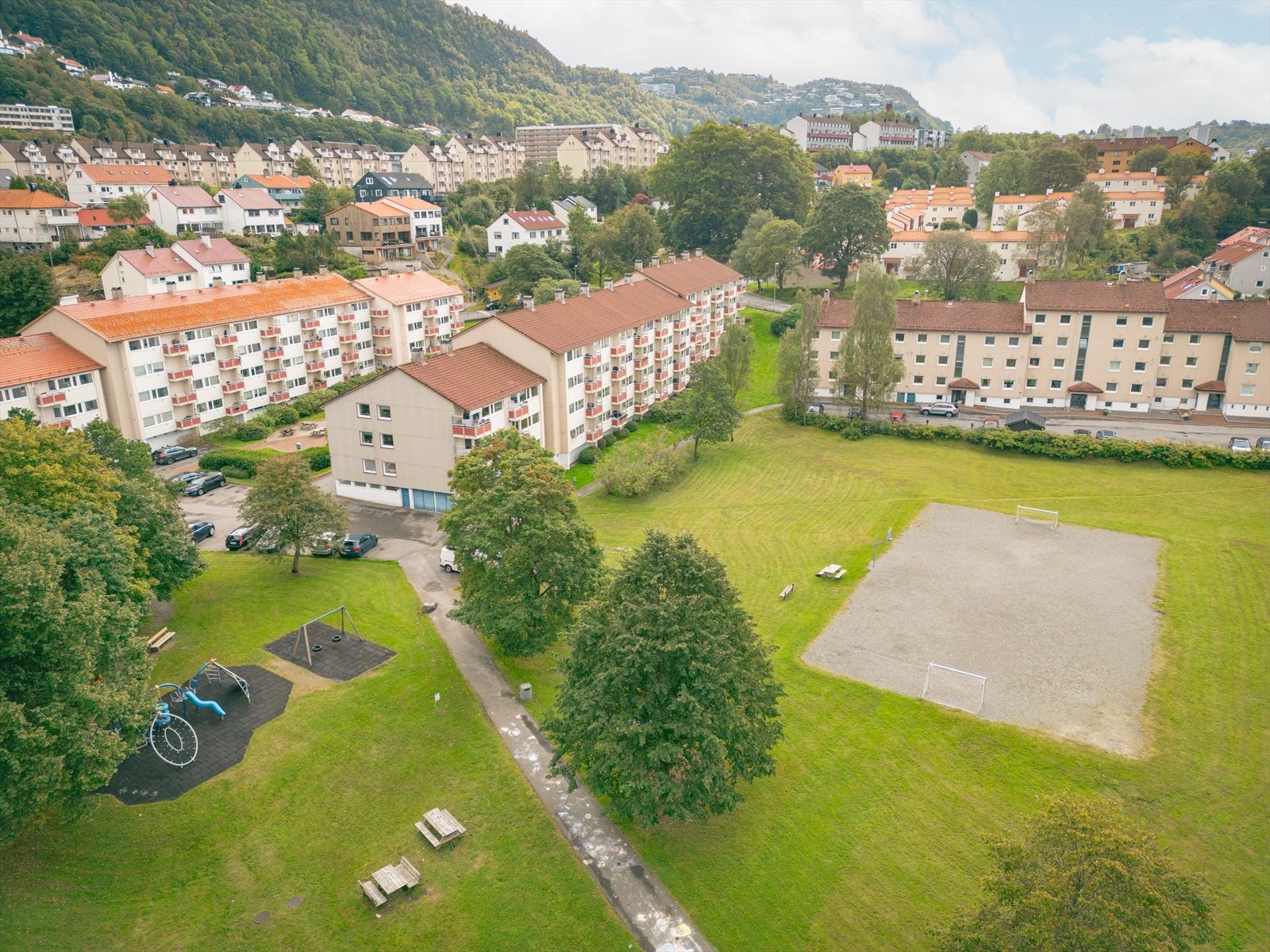 Aksjelaget har velholdte fellesarealer med grønne plenområder, lekeplass og gode oppholdsarealer Galleribilde