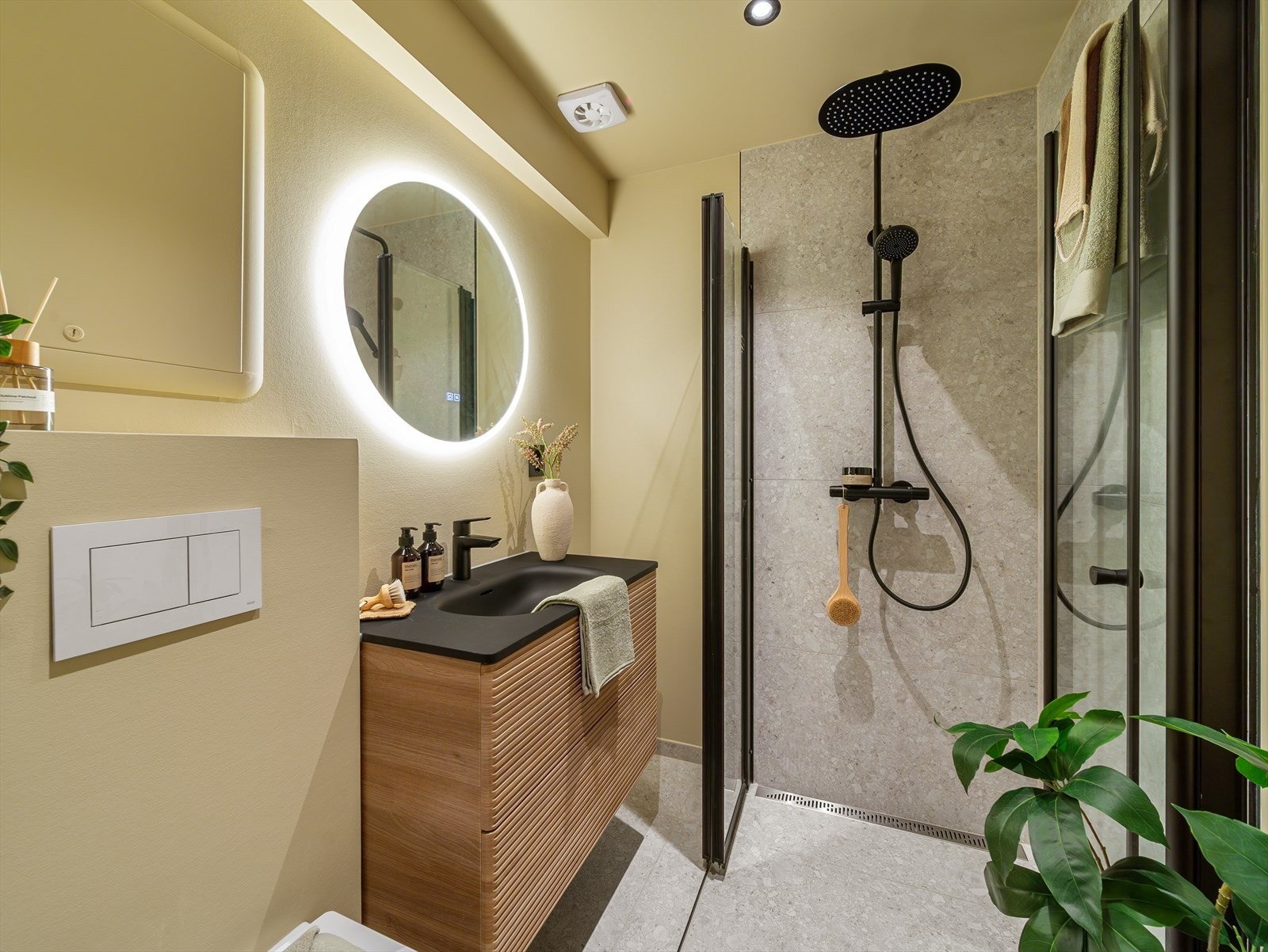 Badet ble ferdigstilt i februar 2026 og fremstår som delikat og moderne, med varme naturtoner og gjennomført materialvalg Galleribilde