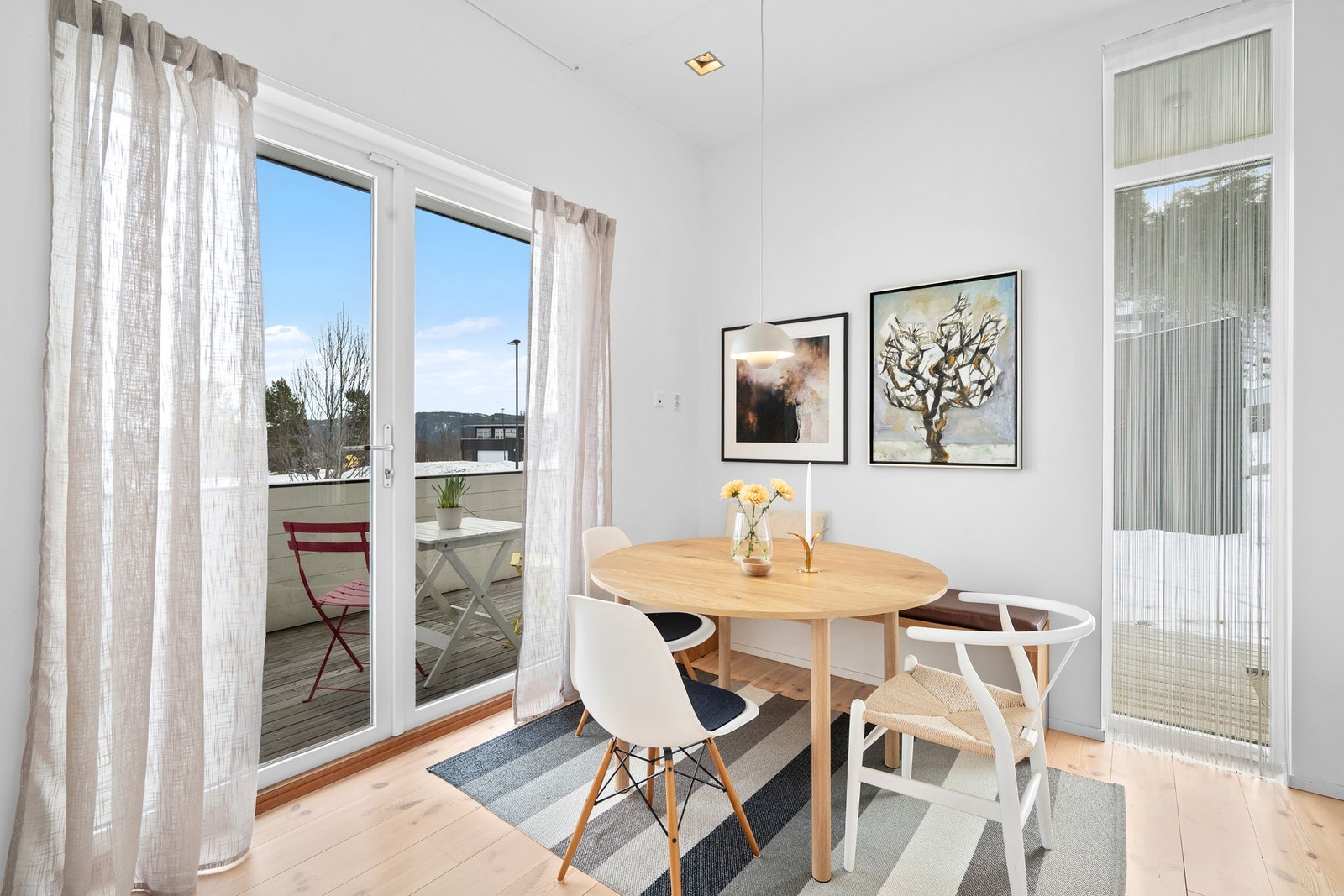 Ved siden av kjøkkenet har man også utgang til enda en uteplass. Til høyre for spisebordet er det enda en passasje ut mot gangen/entréen - perfekt når man kommer hjem med handleposer etc. Galleribilde