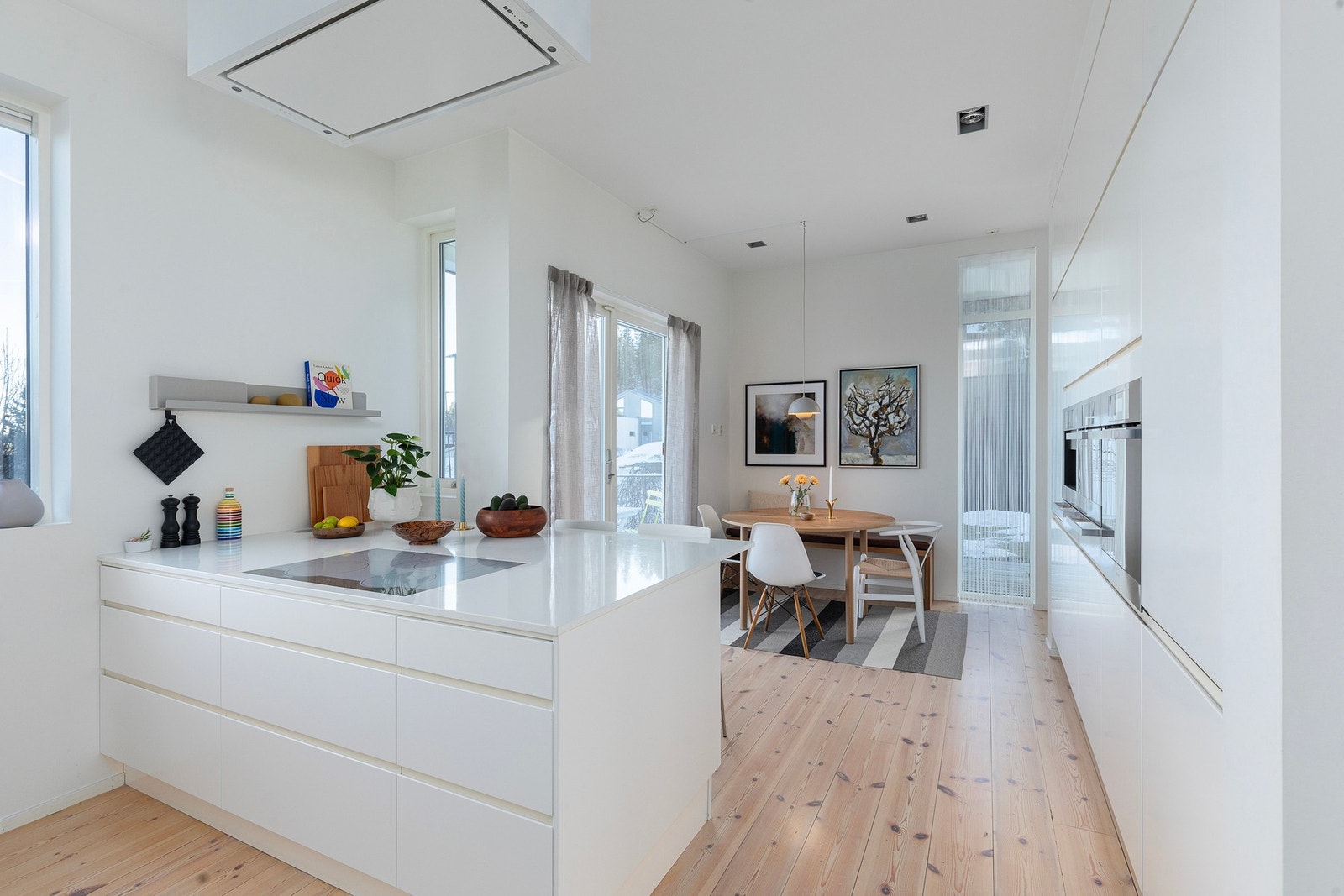 Kjøkkenet er levert fra Drømmekjøkkenet. Her har man alt av hvitevarer integrert, samt meget gode oppbevaringsløsninger. Galleribilde