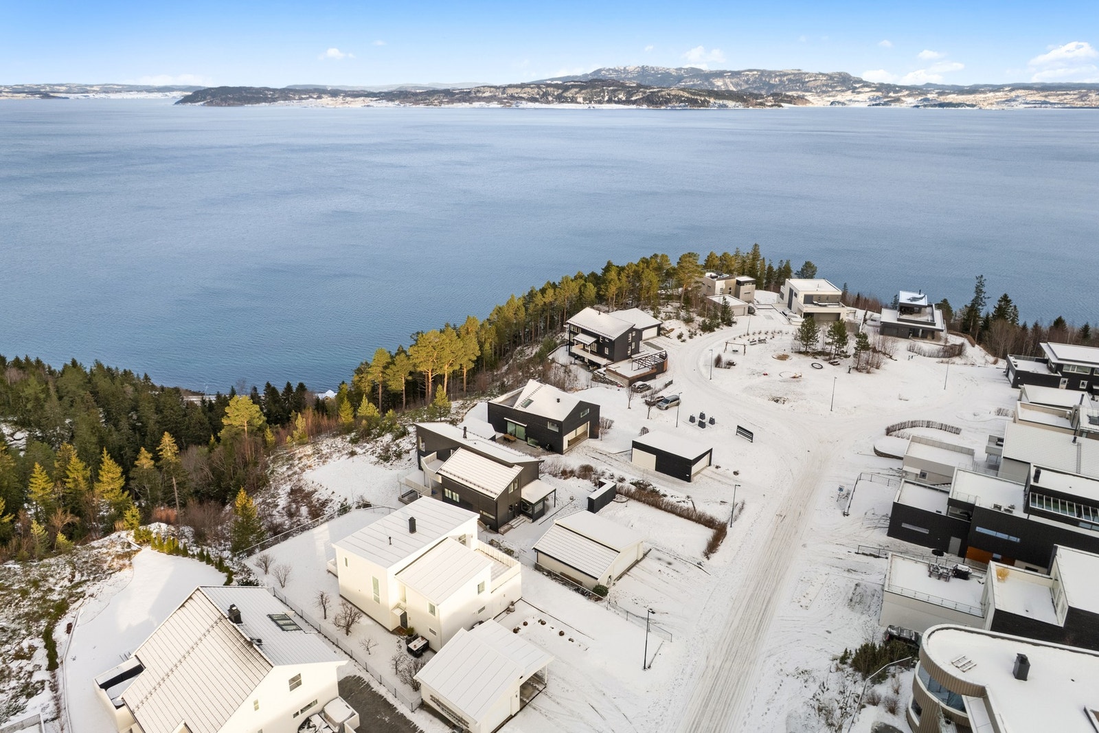 Det kan også nevnes at eiendommen er del av en velforening, og at velforeningen har etablert en lekeplass like ved eiendommen. Fint dersom man har små barn i hus. Galleribilde