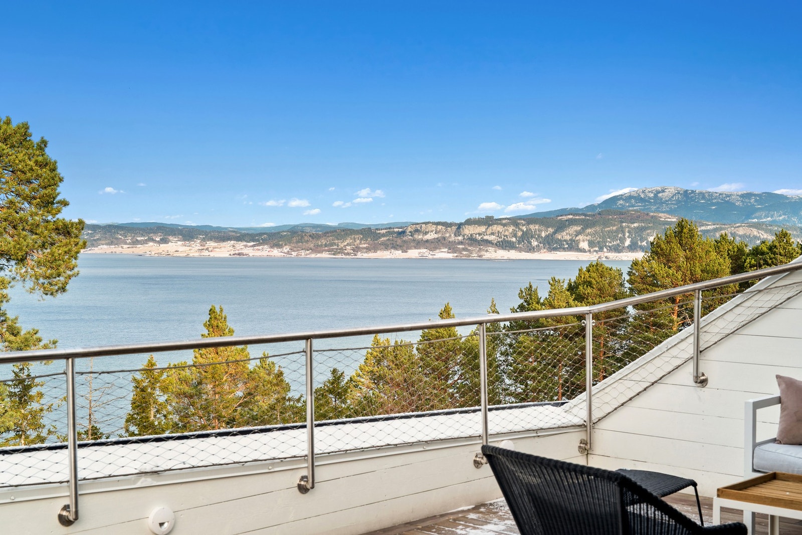 Vidstrakt panoramautsikt fra takterrassen. Galleribilde