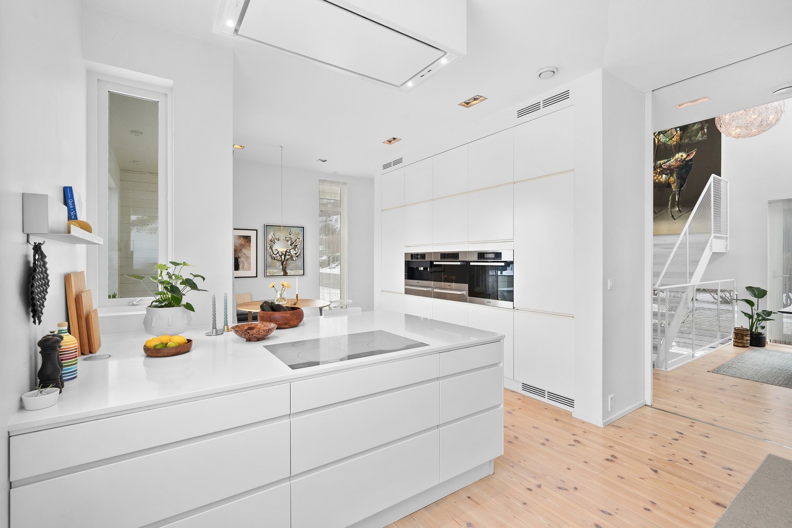 Av hvitevarer finnes en bred koketopp, ventilator, både helkjøleskap og helfryseskap, vinskap, oppvaskmaskin, stekeovn, dampovn, kaffemaskin og tallerkenvarmere. Galleribilde