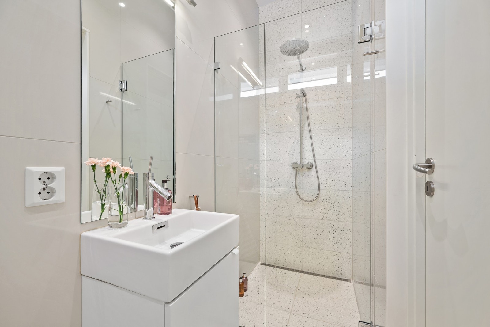 Lekre fliser på gulvet og videre opp langs den ene veggen i dusjen. Galleribilde