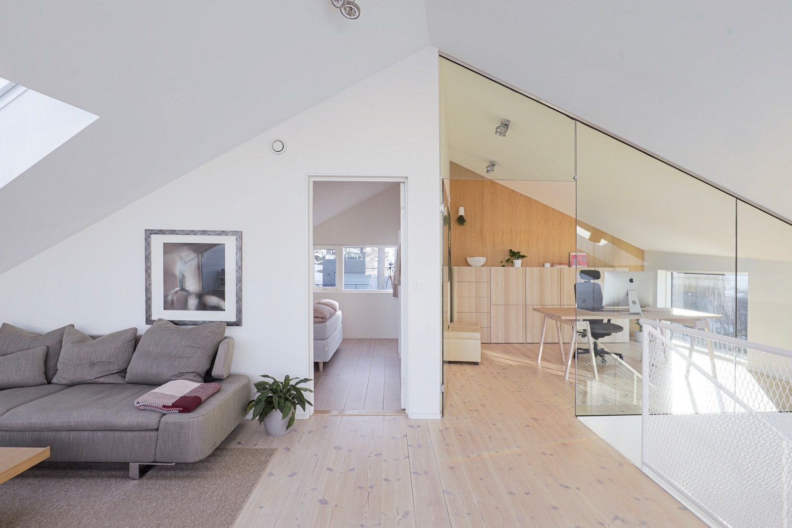 Kontor til høyre i bildet, samt et av fire soverom i boligen til venstre i bildet. Galleribilde