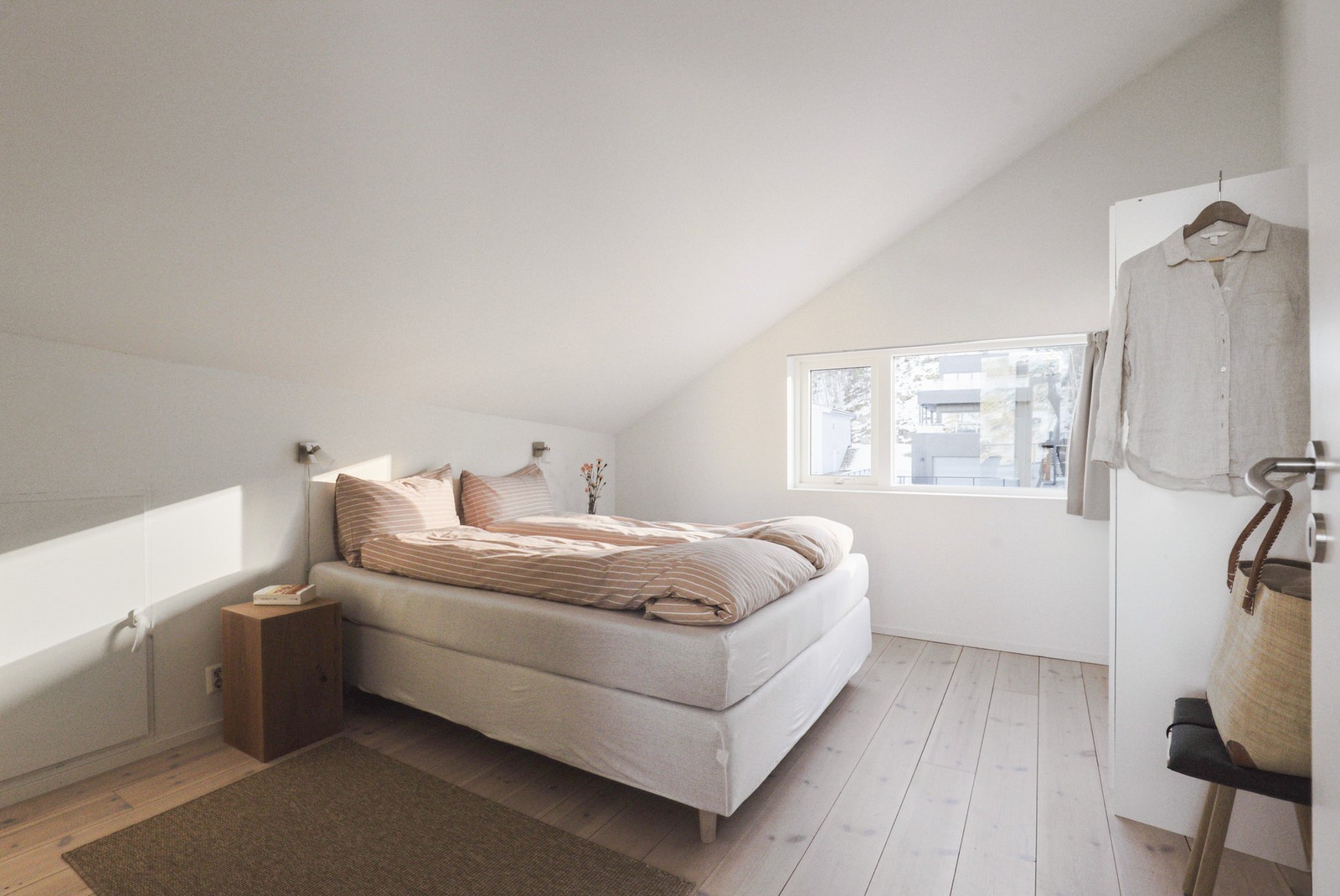 Svært god og luftig romfølelse på soverommet i denne etasjen. Rommet måler 10,4m². I kneveggene har man også oppbevaringsplass. Galleribilde