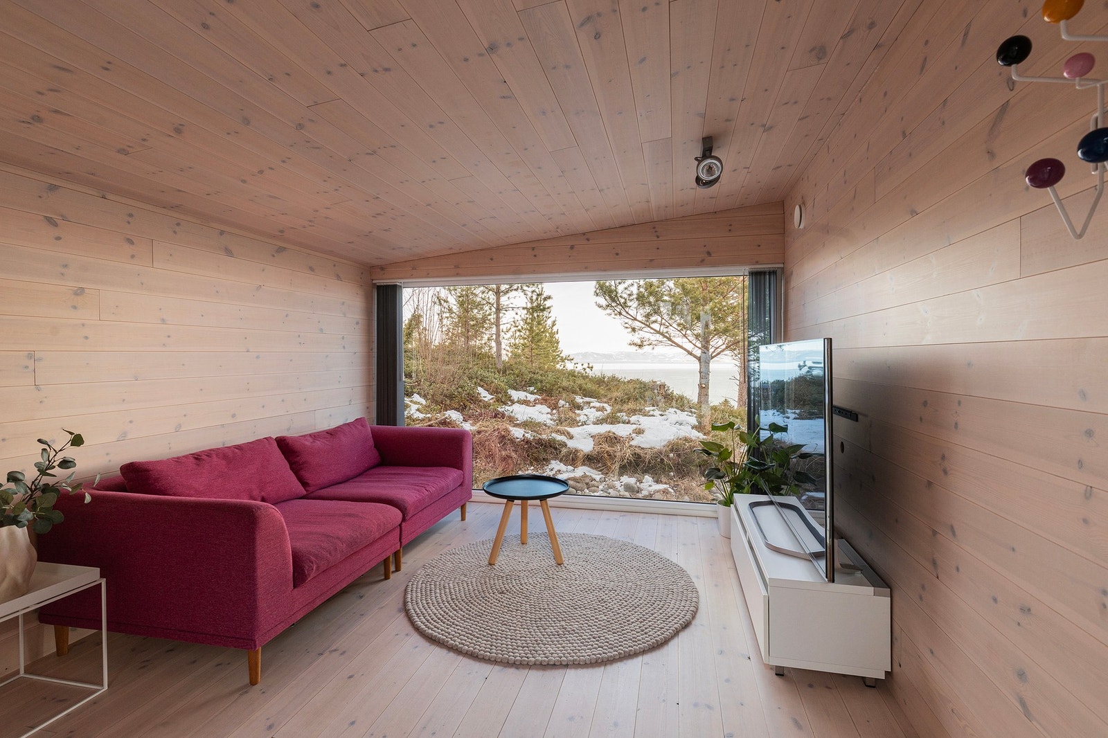 Annekset er jo heller intet mindre enn flott. Heltre gulv, vegger og tak - med en følelse av at man har naturen inne i rommet. Galleribilde