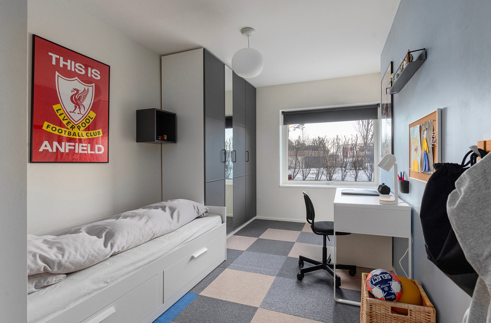 Soverom 4 i boligen. Også dette oppleves lyst og romslig. Det er også praktisk med tre av fire soverom i underetasjen på varme sommerdager. Galleribilde