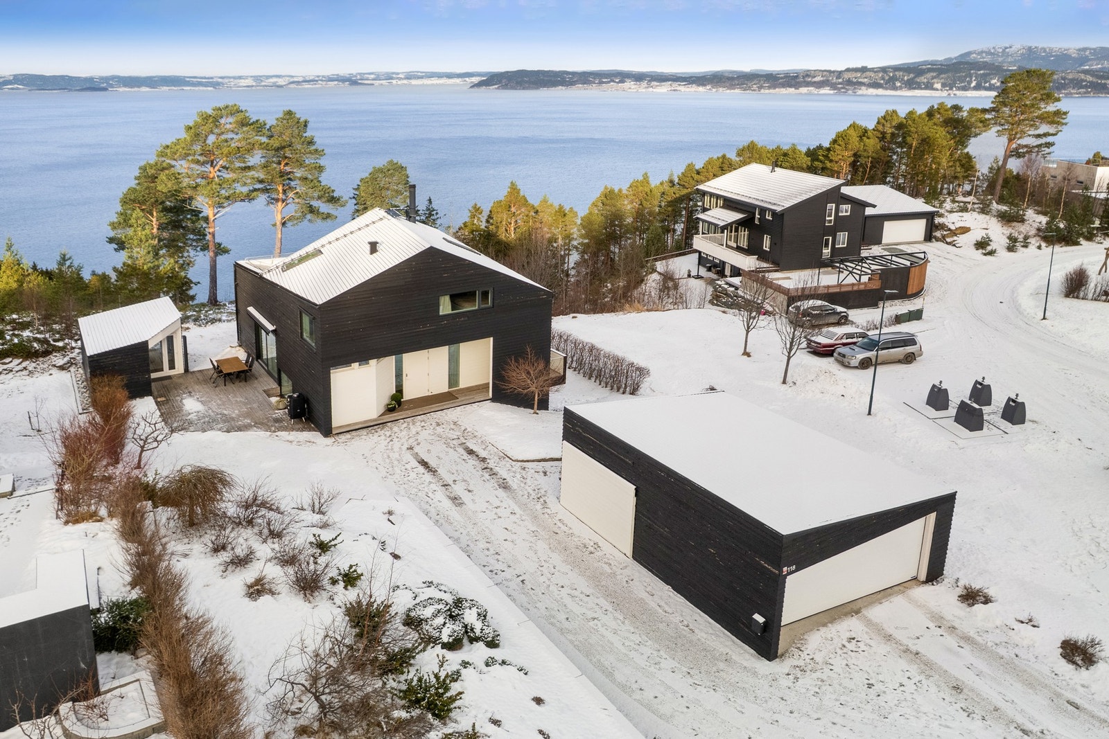 Eiendommen ligger i en blindgate og måler 847m². Selve boligen går over tre plan. I tillegg til at man har et fullisolert anneks. Dobbelgarasje med elektrisk port og elbillader, samt sportsbod i bakkant av garasjen. Galleribilde