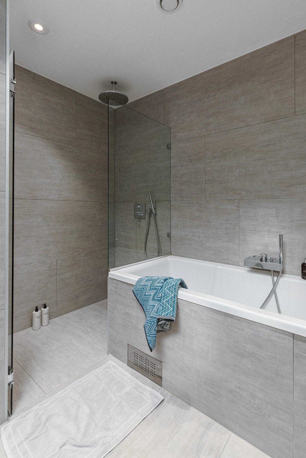 Dusjnisjen er av en god størrelse, og har både regndusj og hånddusj. Stort og herlig badekar har man også. Galleribilde