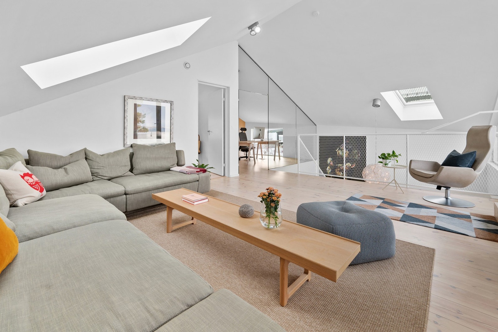 I samme etasje ligger det som man på mange måter kan definere som et "drømmekontor". Stort rom med glassvegger og glassdør - som ivaretar at man også her har utsikt mot fjorden når man jobber hjemmefra. Galleribilde