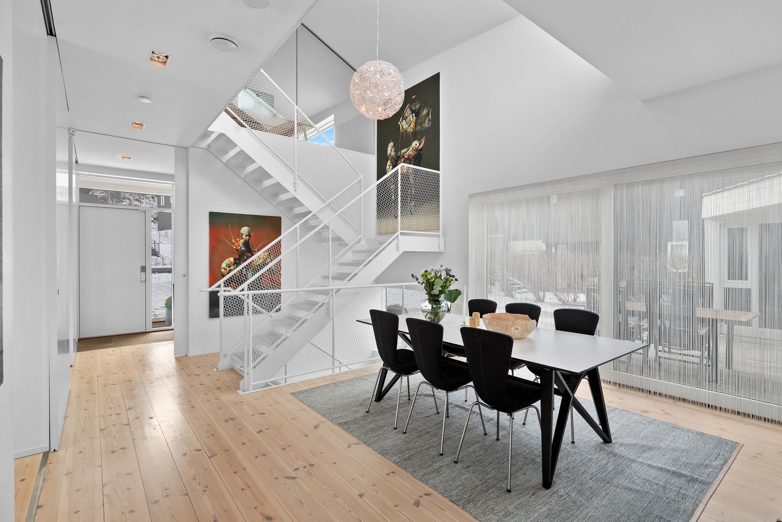 Spisestua er av en meget god størrelse, for ikke å nevne den luftige romfølelsen i denne enden av stua. Lyset flommer inn fra både overetasjen og takvinduer, samt fra alle sider av rommet ellers. Galleribilde