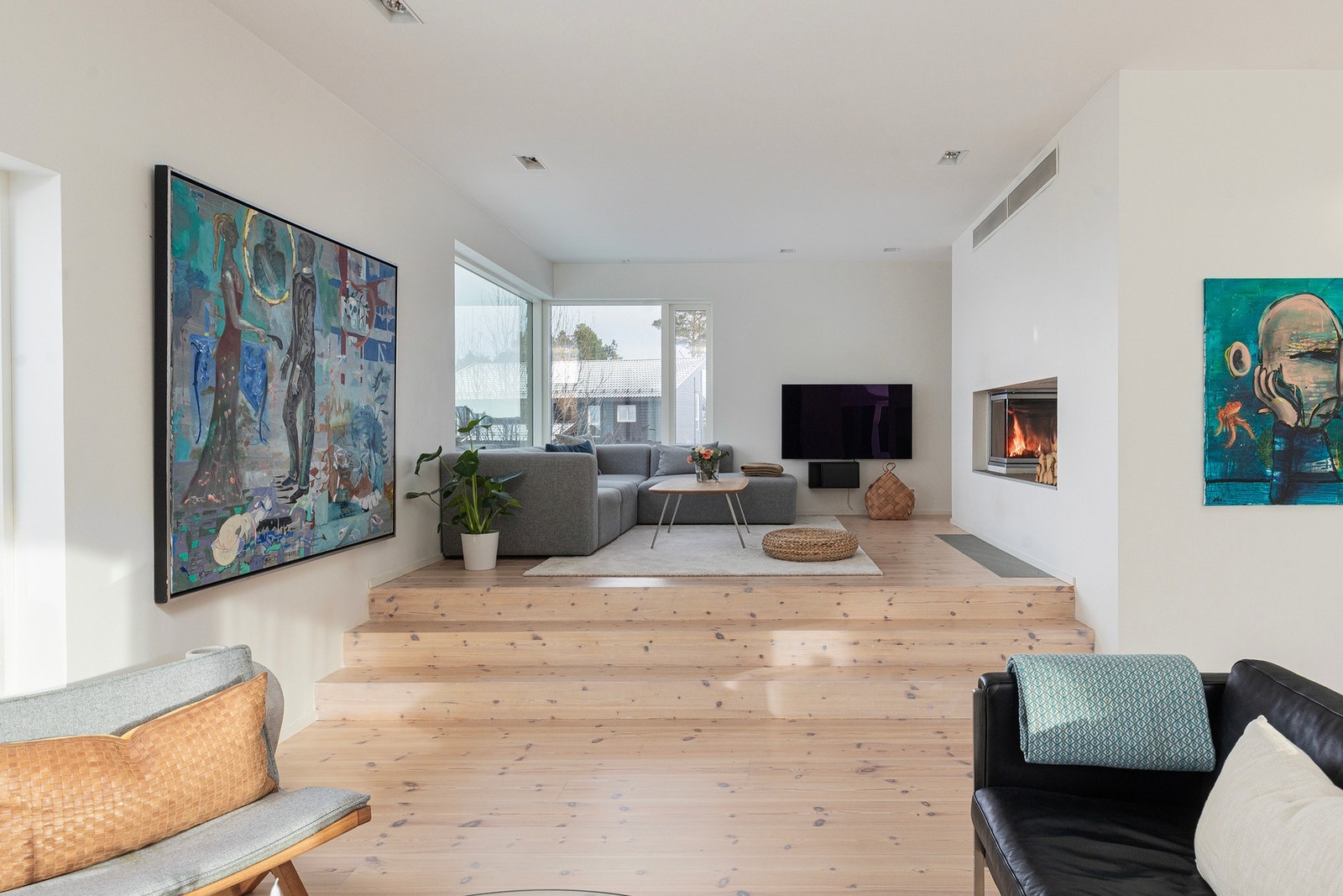 Stua er også bygget i ulike nivåer, noe som forsterker følelsen av egne soner. Det kan også nevnes at lys i boligen er inndelt i mange ulike soner, og styres via fjernkontroll - som også kan videreføres til app-styring. Galleribilde