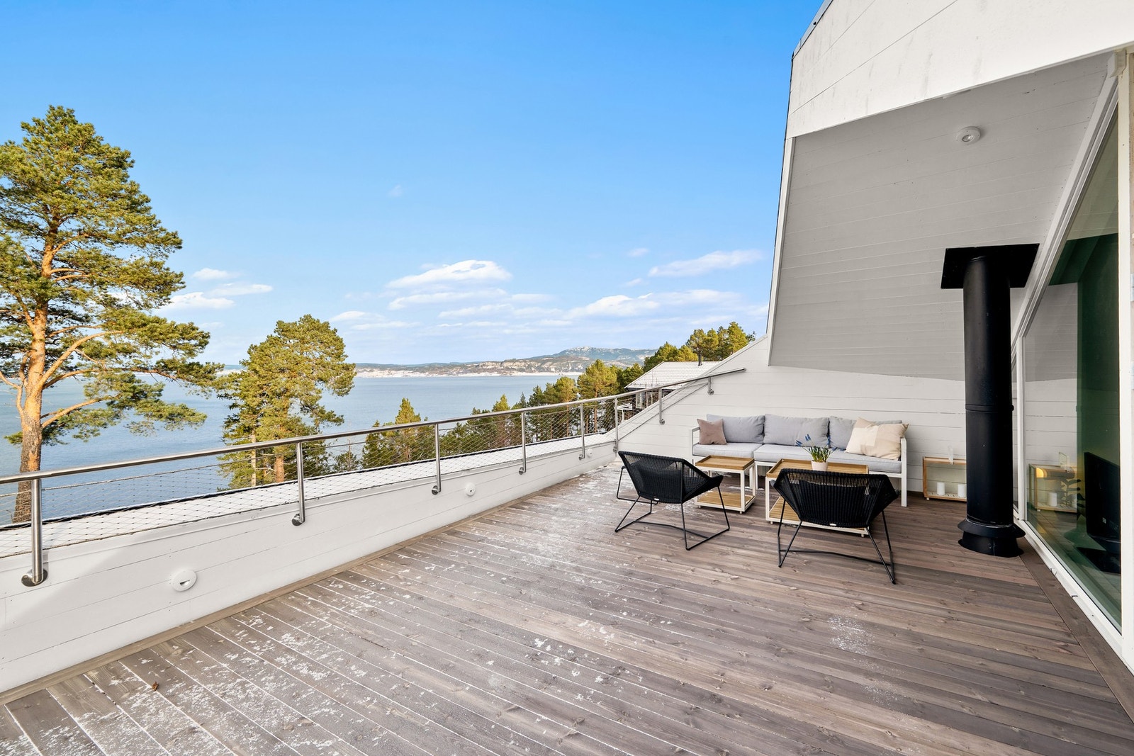 Takterrassen er også nøye tegnet og bygget mht. å maksimere følelsen av privatliv og utsikt. Her kan man sitte svært skjermet til - tette vegger mot omgivelsene. Galleribilde