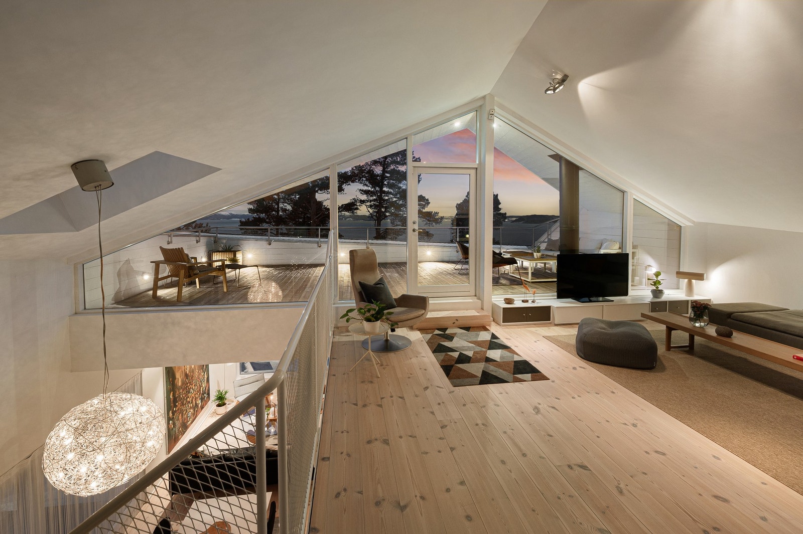 Videre har boligen en herlig og svært funksjonell 2. etasje. Den luftige og gode romfølelsen er også godt ivaretatt her. Galleribilde