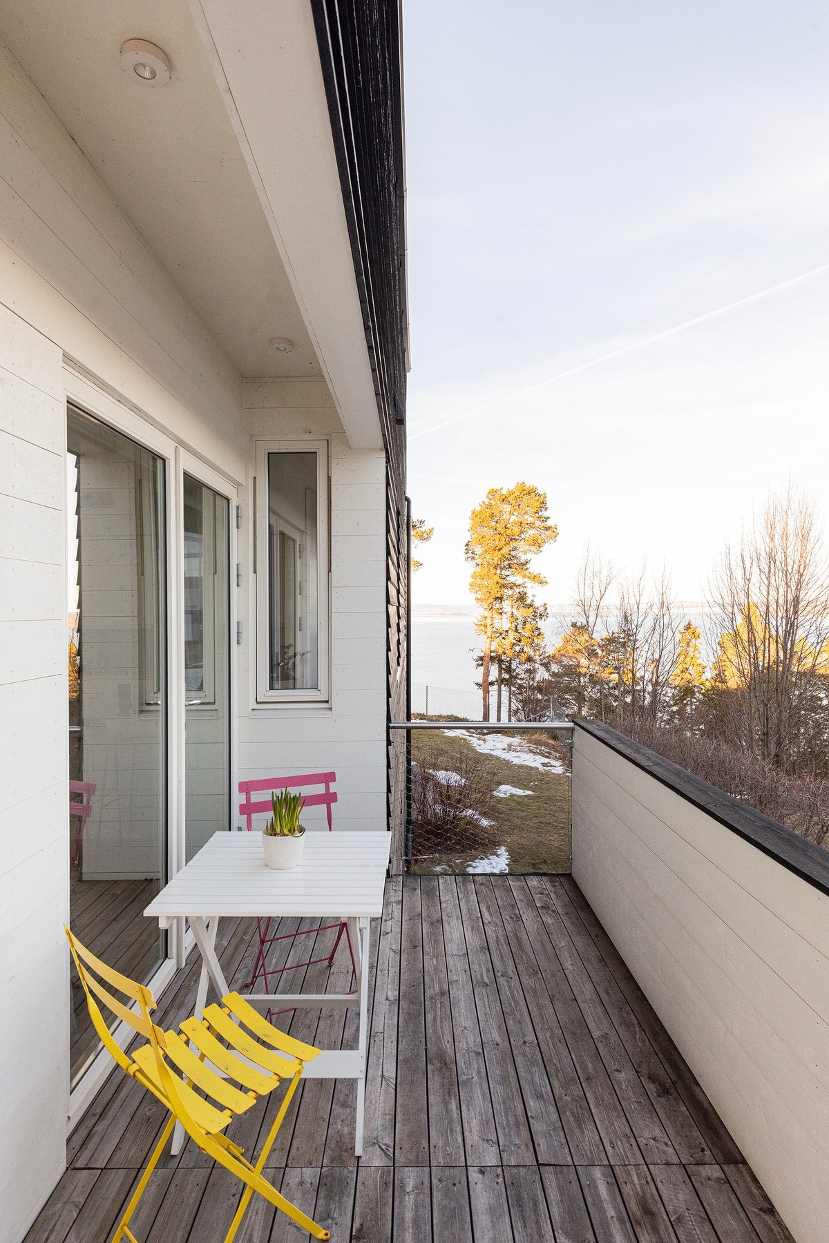 Veranda med morgensol ved siden av kjøkkenet. Man har uteplasser/terrasser på alle husets sider, og slikt sett kan man bare flytte seg etter ønske om sol eller skygge på sommerstid. Galleribilde