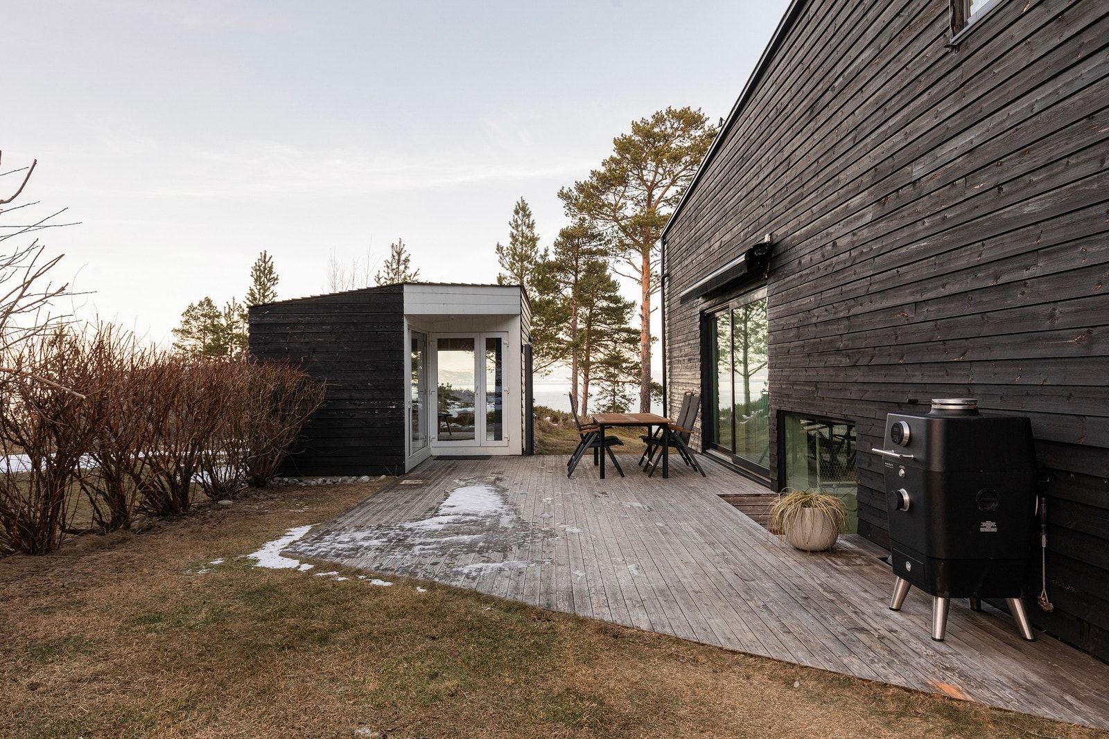 En herlig uteplass rett ved spisestua, hvor man har formiddags- og ettermiddagssol på sommerstid. God plass til flere utegrupper, tett hekk mot naboeiendommen og videre godt med hageareal. Anneks som er fullisolert ved uteplassen. Galleribilde