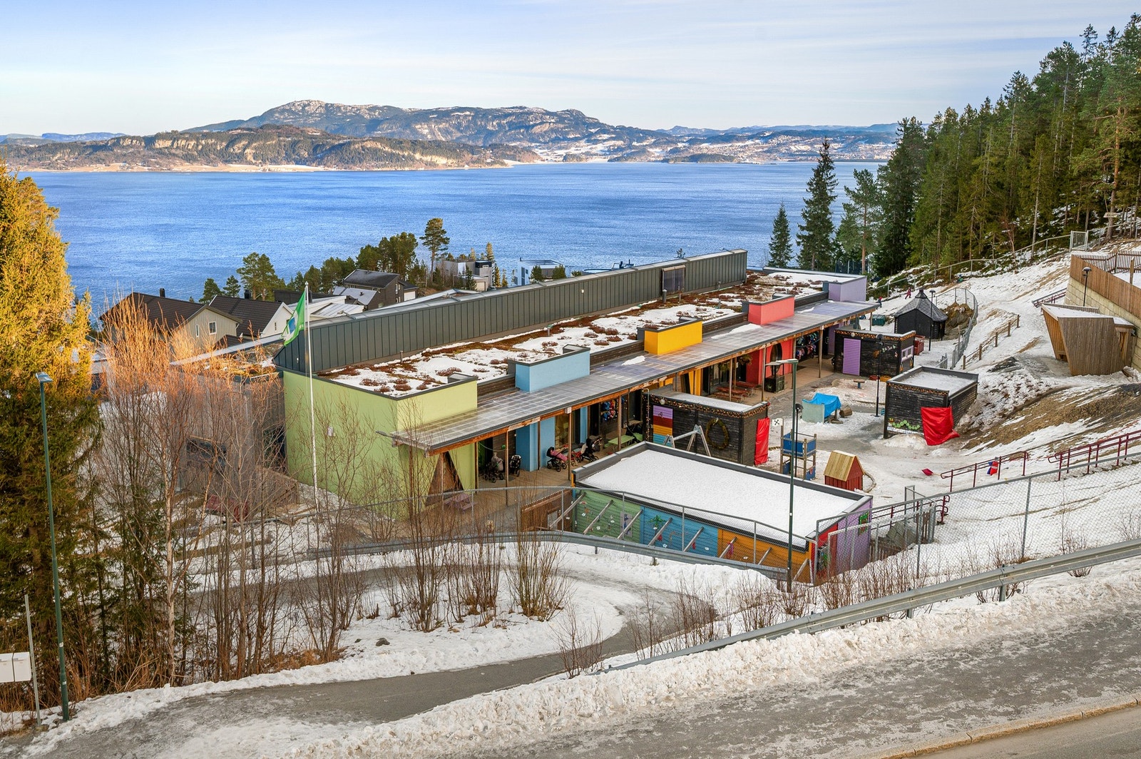 Baksiden av barnehagen. Man kan skimte boligen fremfor barnehagen mot utsikten. Galleribilde