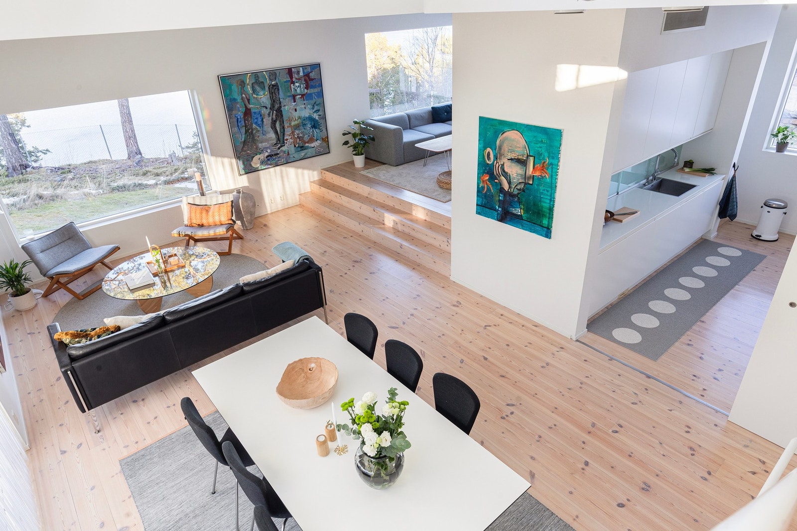 Stua er av en svært god størrelse, og måler til sammen 54m². Her har man både plass og mulighet for flere gode soner i rommet. Legg merke til det herlige lyset som kommer inn i rommet - også i februar måned. Galleribilde