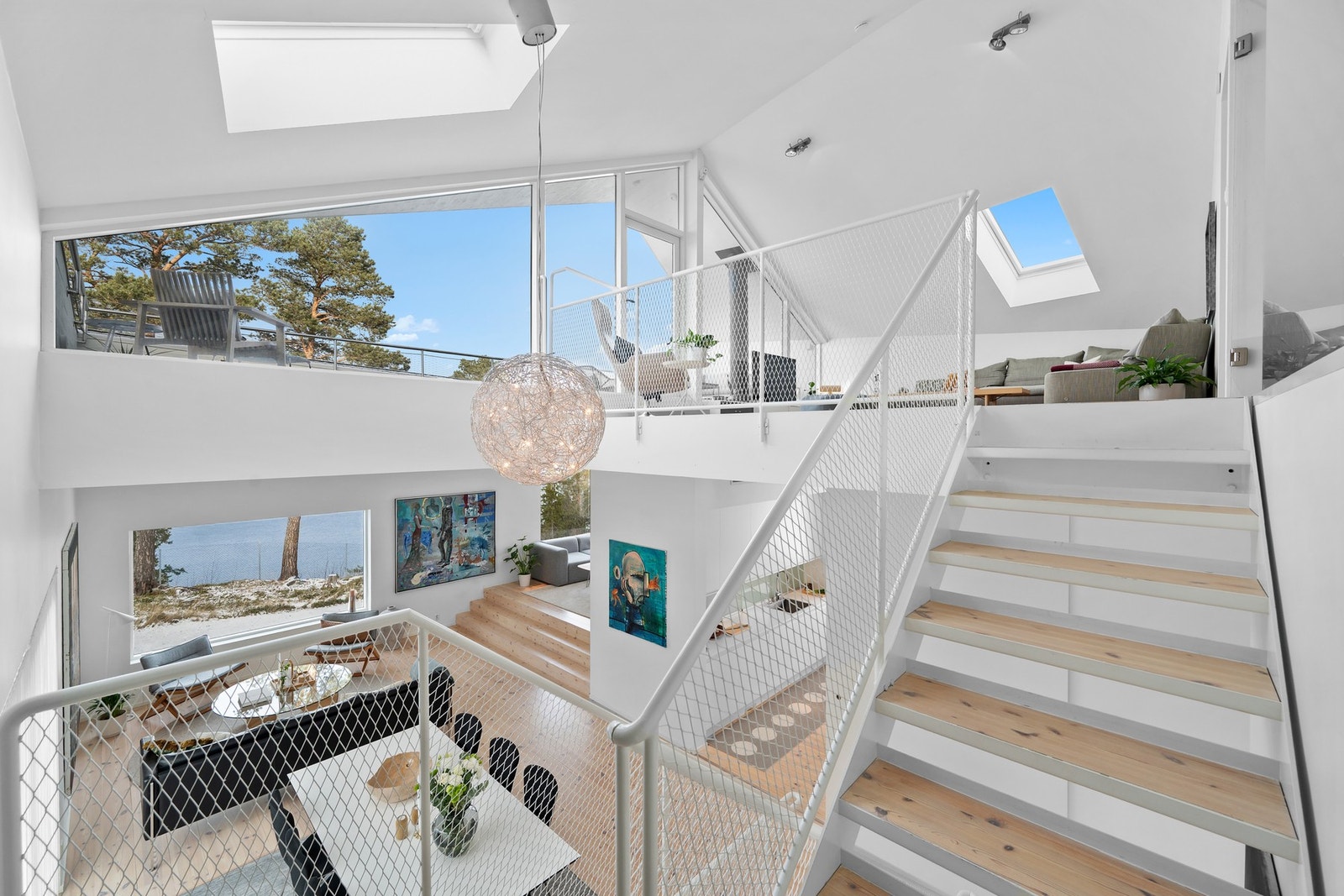 Velkommen inn! Her kommer virkelig begrep som luftig, god romfølelse og utsikt til sin rett. Et helt fantastisk oppholdsrom i boligens 1. etasje, samt en ekstra stue i 2.etasje. Galleribilde