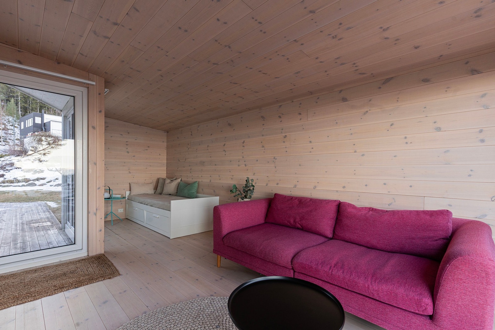 Annekset ble oppført i 2012 og måler 14,6m². Et perfekt bygg å ha ved besøk, for ungdommene i hus eller kanskje et treningsrom? Galleribilde