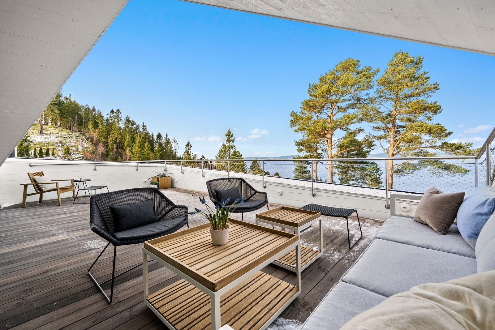 Meget god plass til flere sitte- og utegrupper. Galleribilde