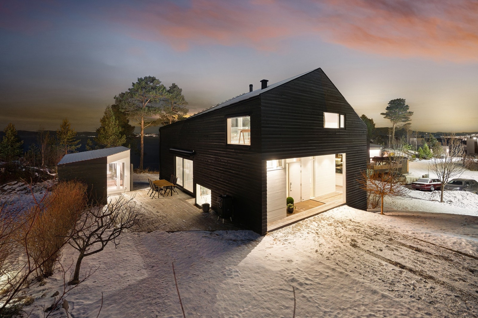 Tomta fremstår også lettstelt, der dagens eiere bl.a. har hatt robotgressklipper på sommerstid. I hagen finnes også fine bed og et plommetre, samt hekker mot naboeiendommene. Galleribilde