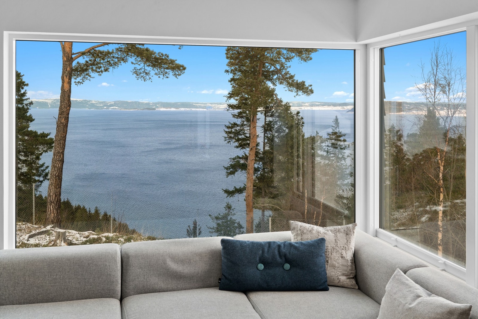 En utsikt man virkelig kan bli vant til. Ingen naboer i front av huset, kun natur- og sjøutsikt. Galleribilde