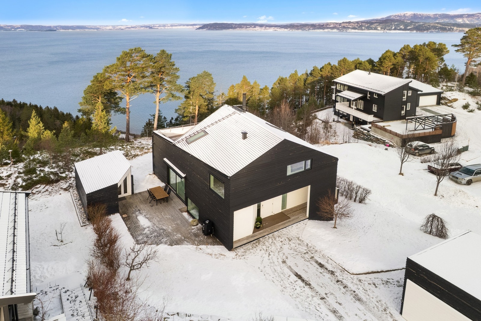 Et hus som rommer mer enn det man kan se eller anta fra utsiden - huset har slikt sett et minimalistisk og rent uttrykk utvendig, men innehar "alt" en familie kan ønske seg. Galleribilde