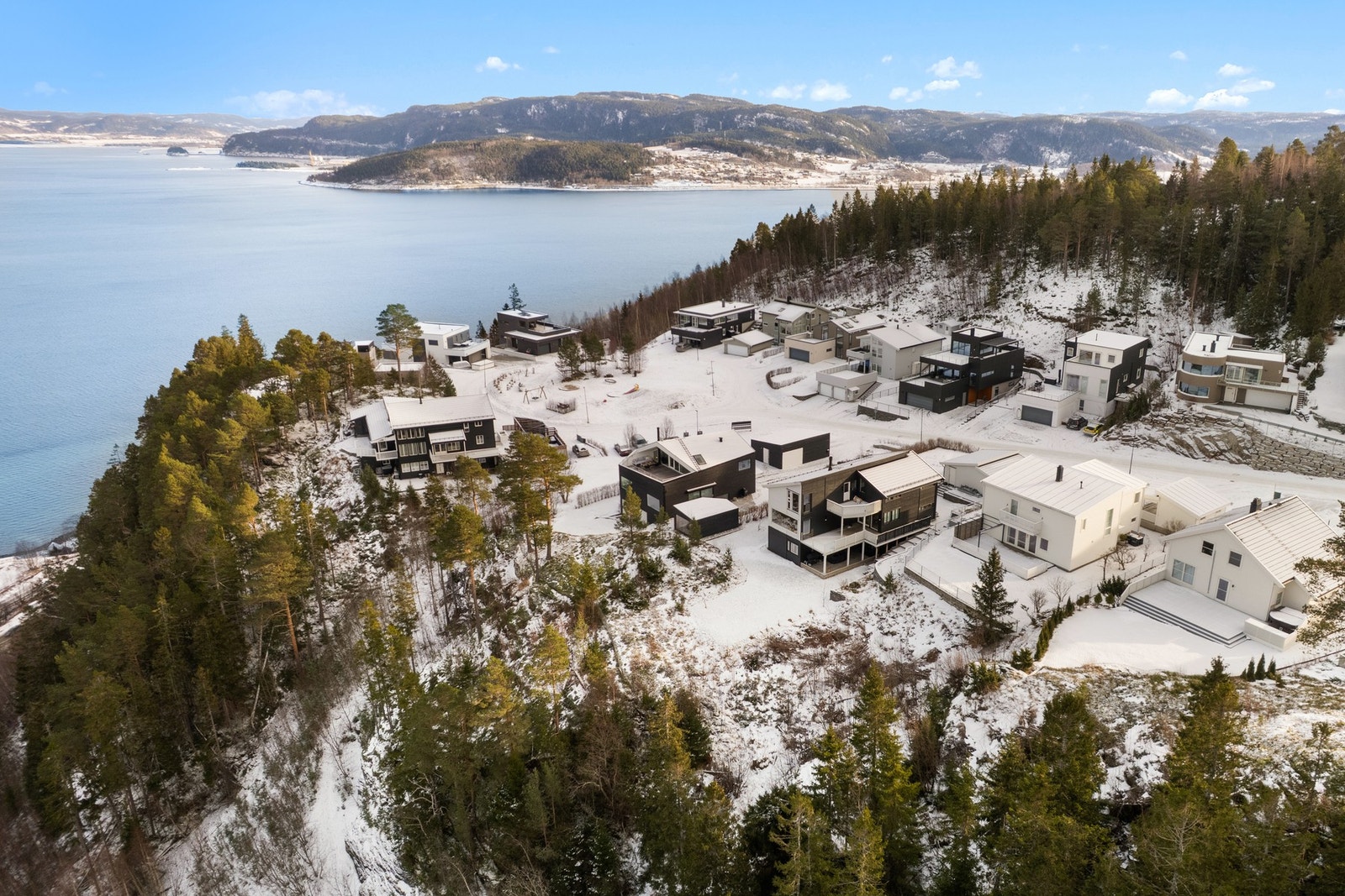 Eiendommen ligger dessuten i en blindgate, og det er følgelig lite trafikk i gata. Herfra har man ellers gangavstand til barnehage (rett ved), barneskole, Malvik Senter og fantastiske turmuligheter. Galleribilde