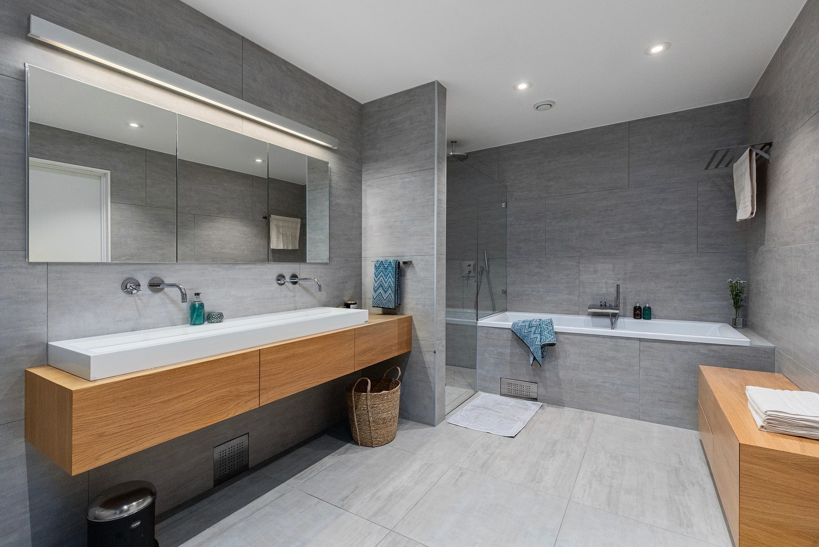 Et stort og innbydende bad med spafølelse. Her har man både badekar, separat dusj, dobbelservant og generelt god plass. Boligen har to bad - dette er det største av dem. Galleribilde