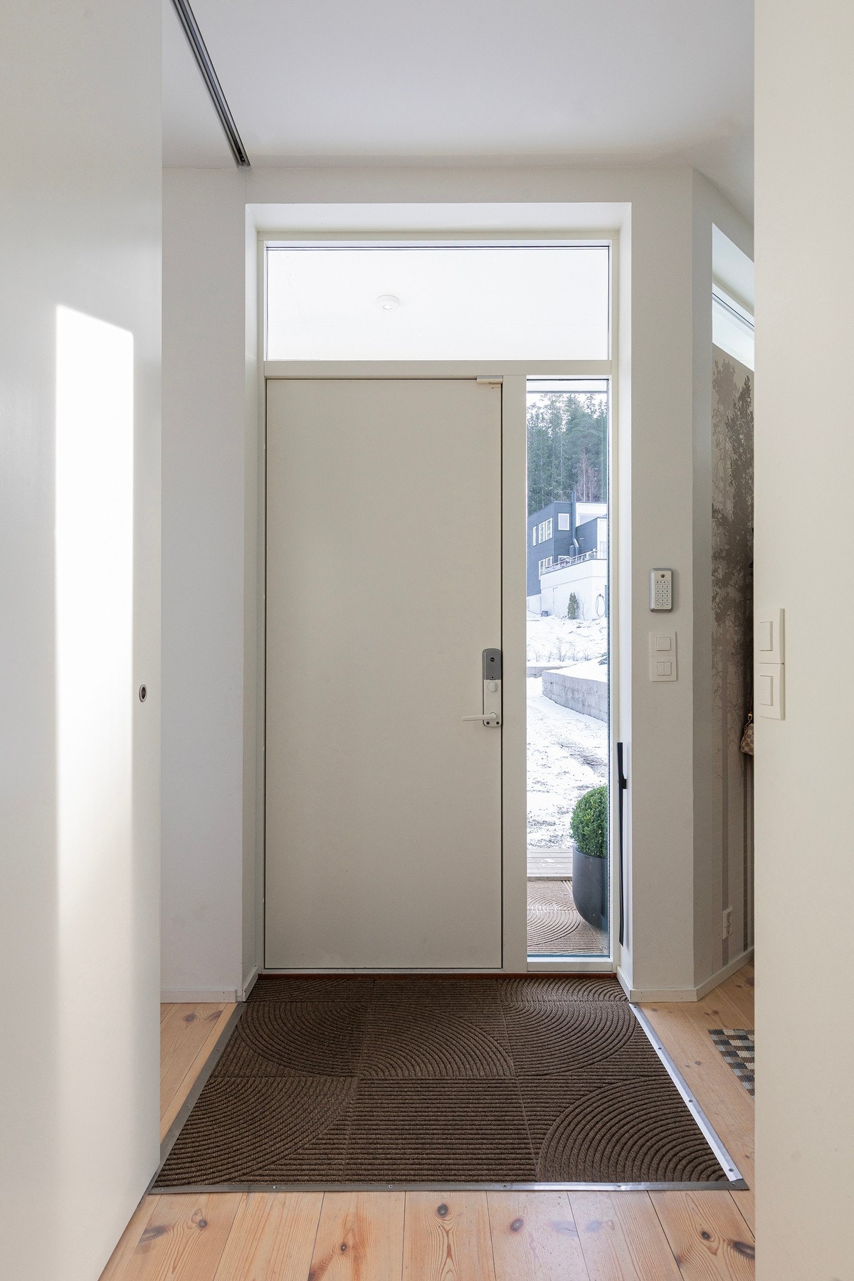 Gangen/entré idet man kommer inn i boligen. Glassfeltene gir godt med lys også videre inn i stua/spisestua. Skyvedør kan også brukes for å lukke ut mot gangen. Galleribilde